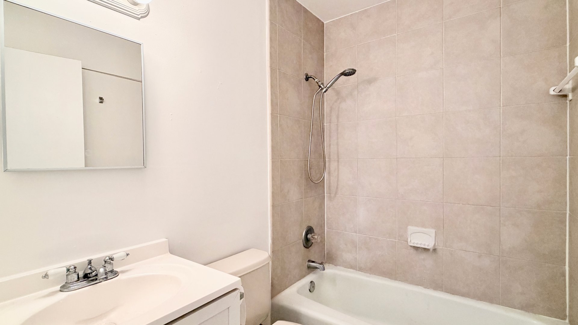 Casselberry Three-Bedroom, Two-Bathroom Duplex Unit with Private Yard