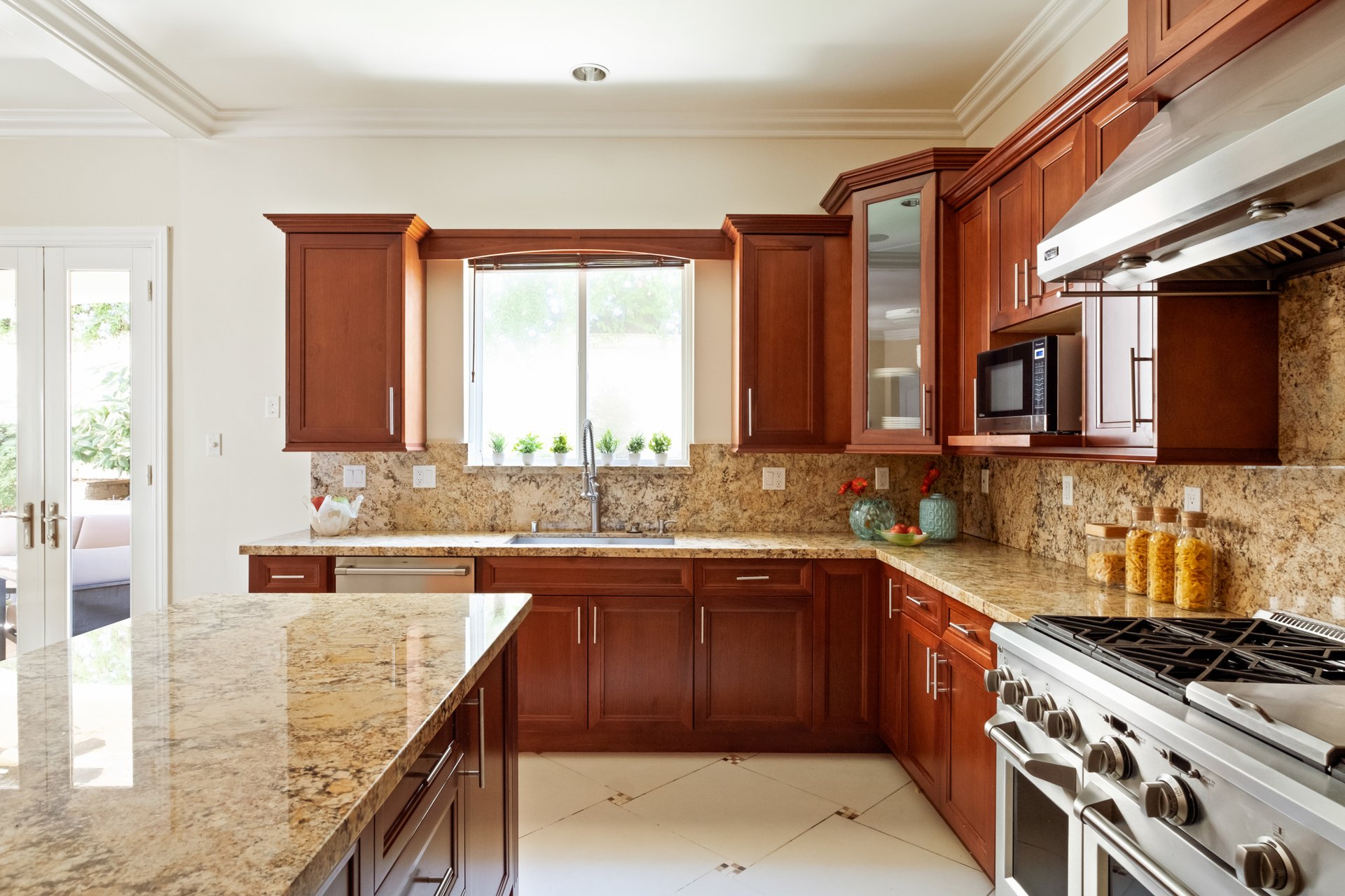 11925 Charnock Rd, Mar Vista