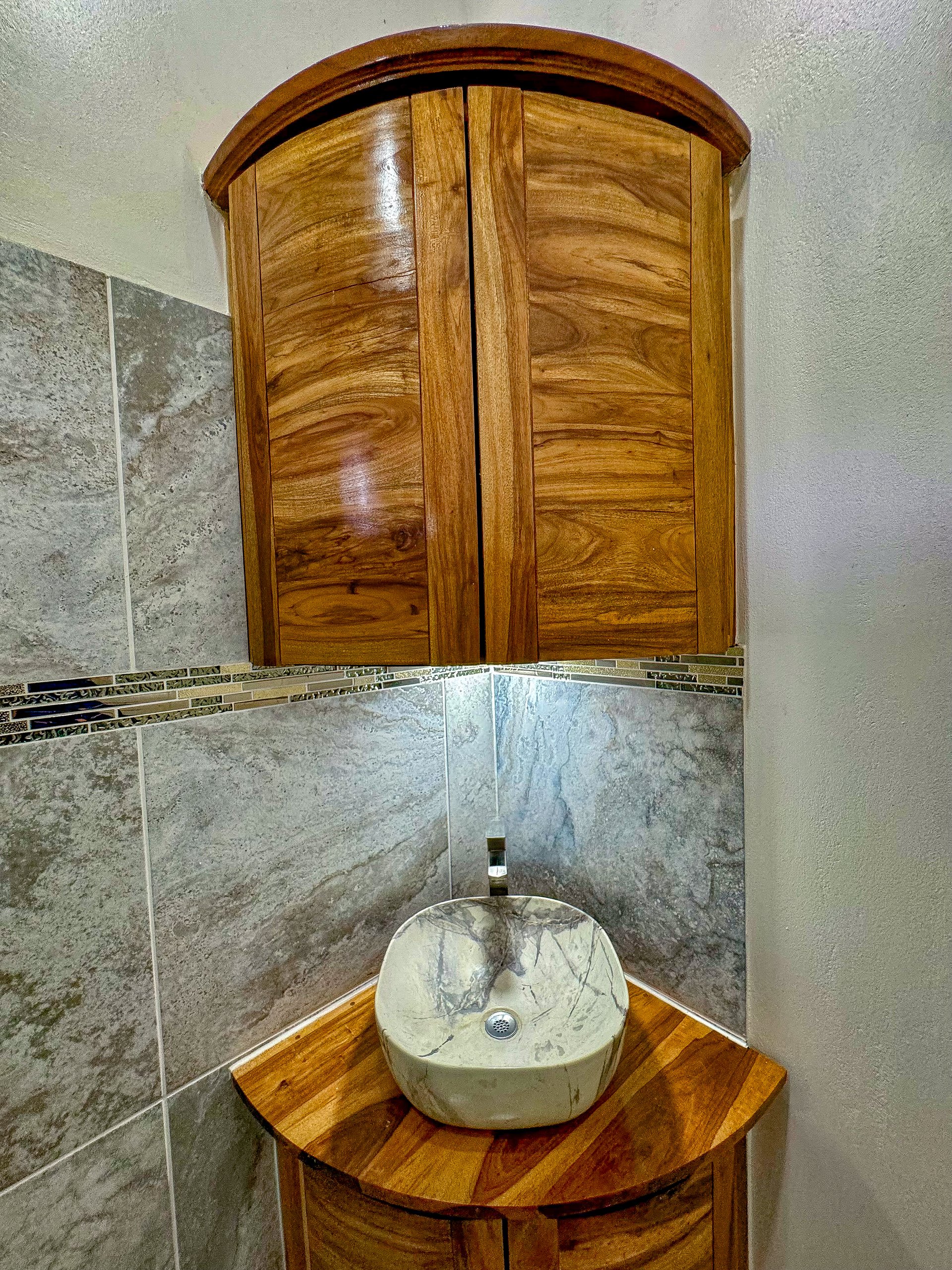 Contemporary 3-bed home surrounded by Uvita’s services and amenities but just a short stroll to tropical beaches