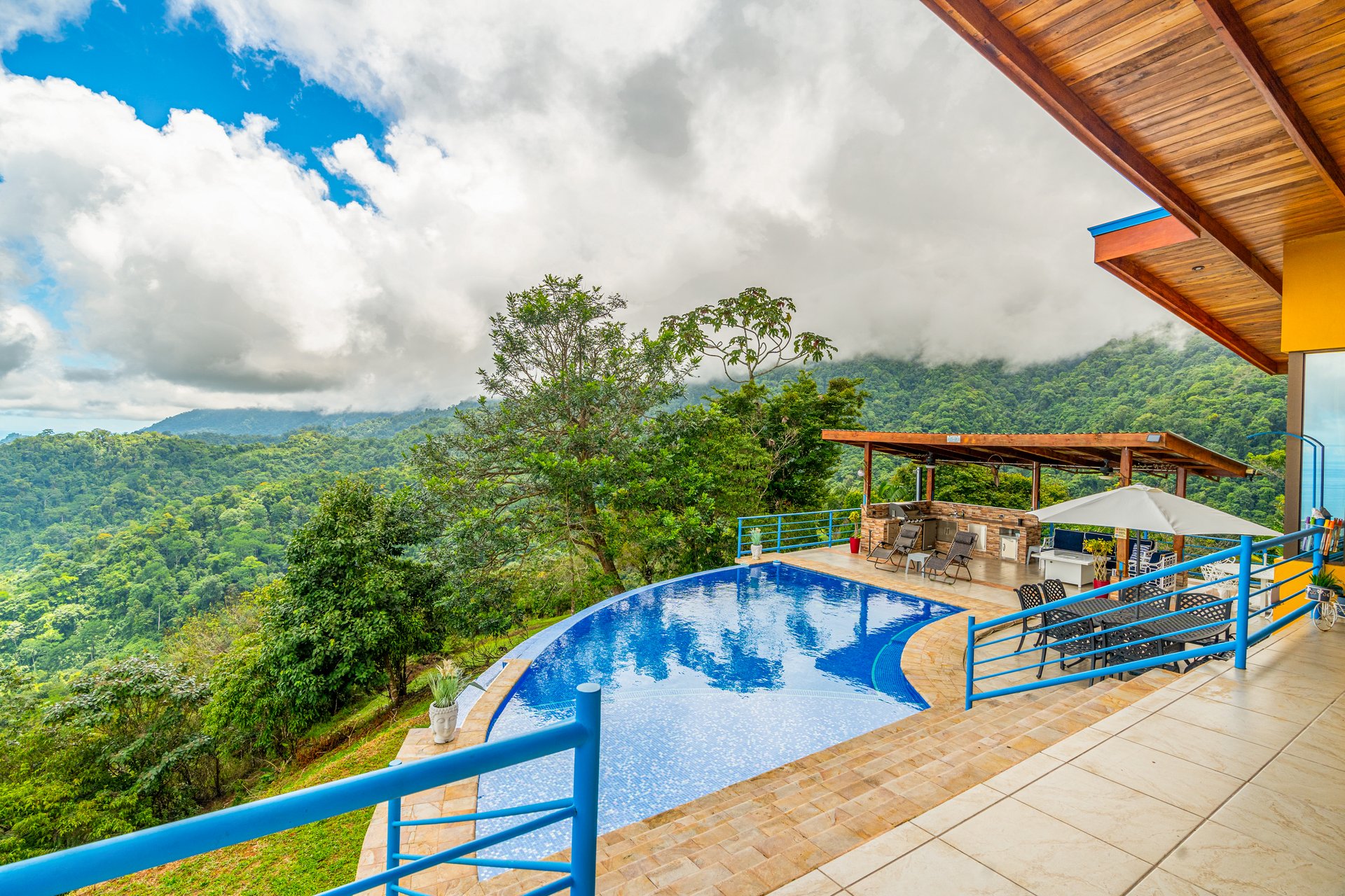 Luxury 4-Bed Villa with Ocean Views & Infinity Pool in Ojochal