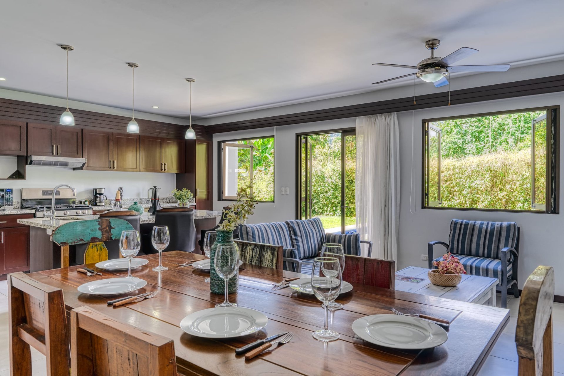 3 BEDROOM MODERN HOME WITH POOL WALKING DISTANCE TO EVERYTHING IN UVITA