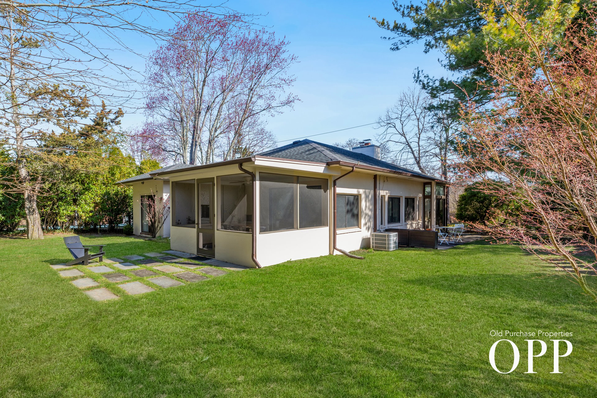 WELL-MAINTAINED COTTAGE ON A QUIET STREET