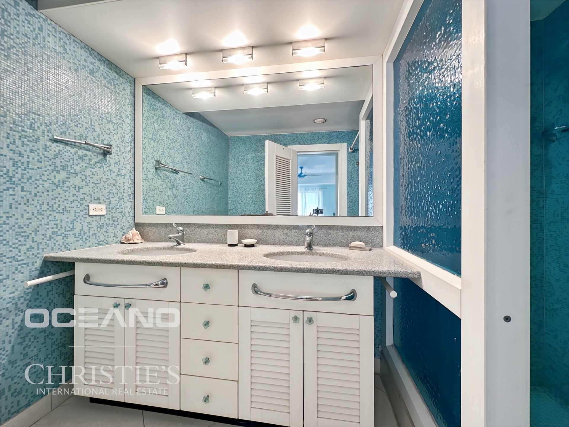 SEA VIEW - PELICAN KEY- 2BR HOME WITH THE BEACH AT YOUR FRONTSTEPS!