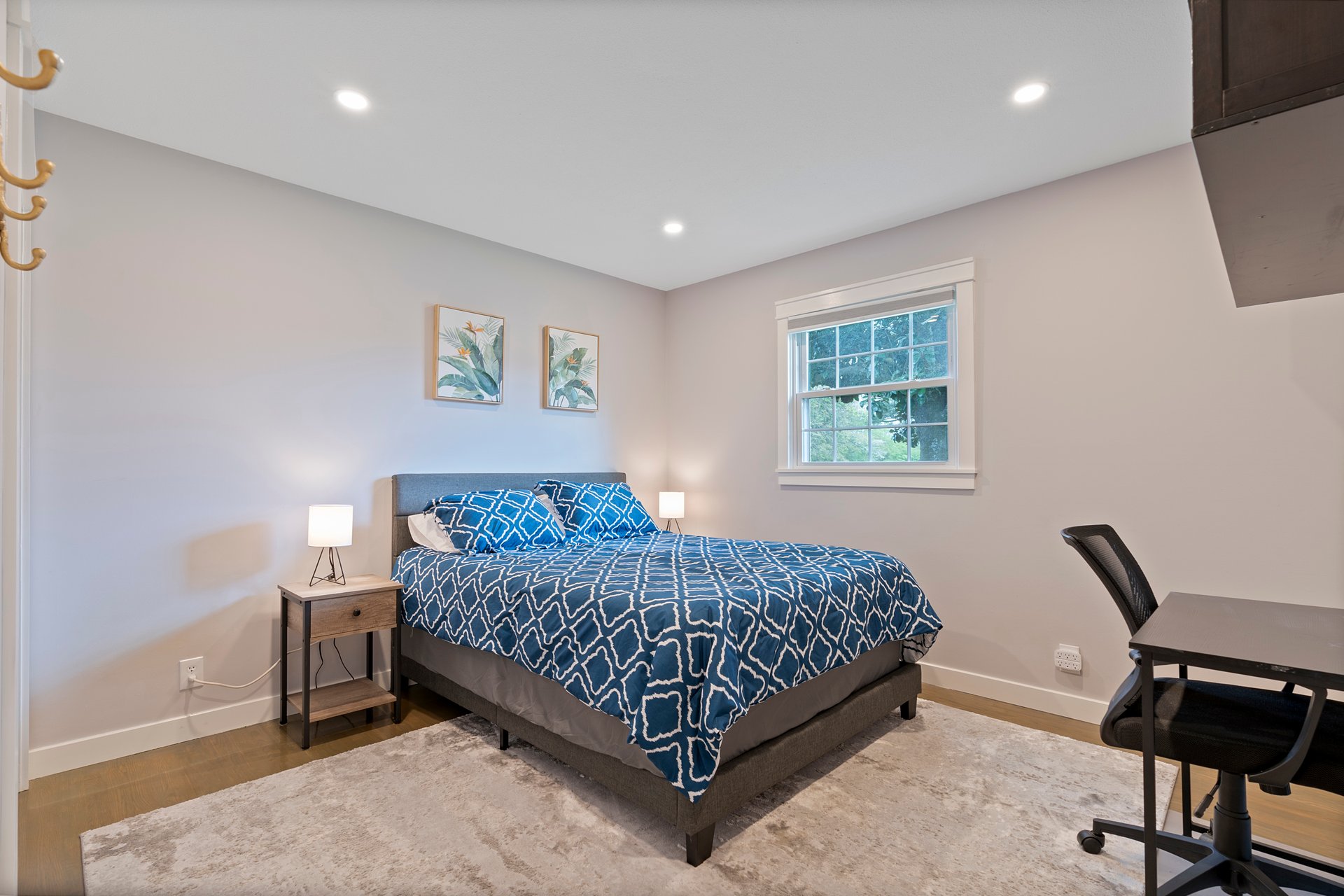 MODERN FURNISHED HOME - NEAR UAH!