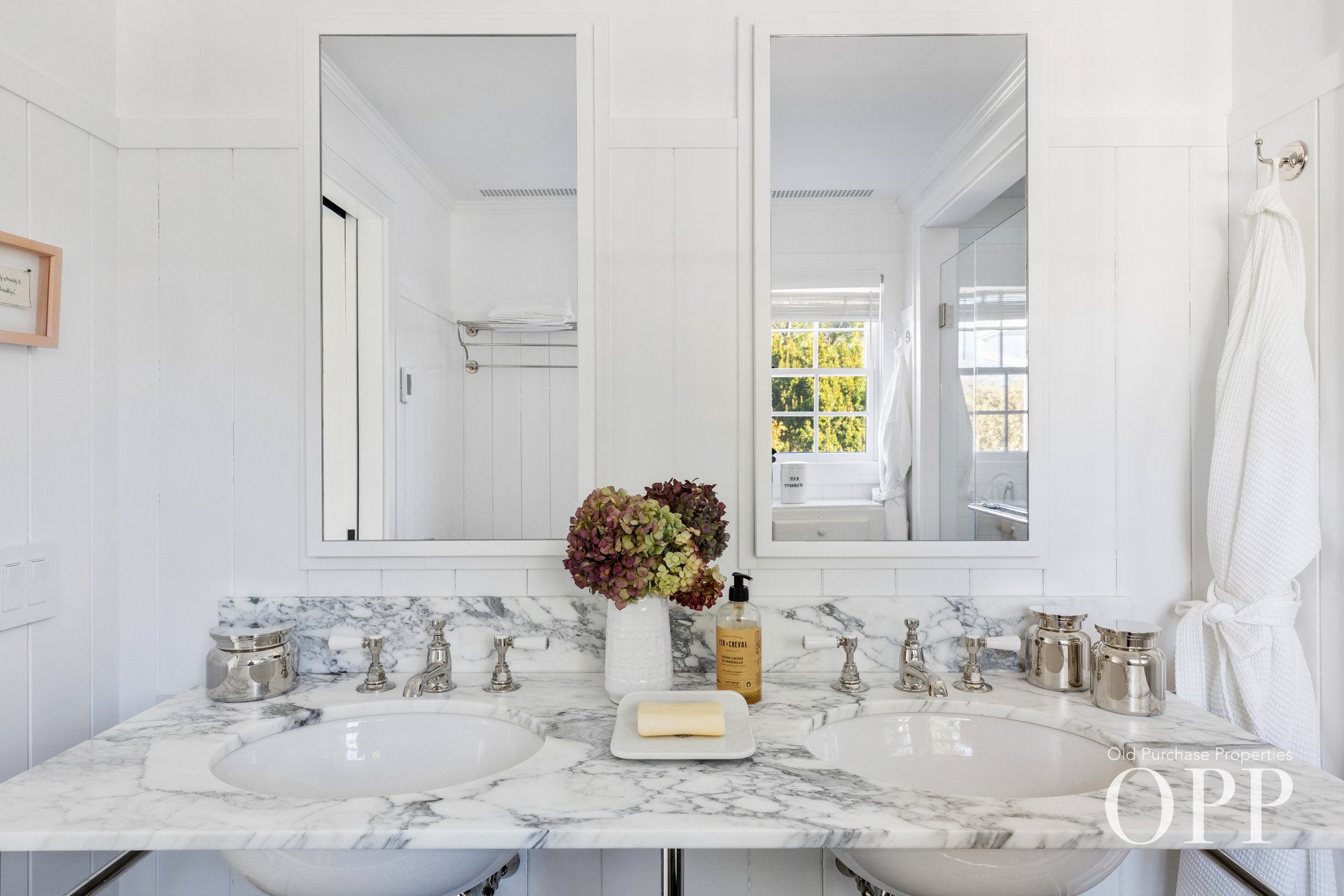 A REFINED BELLPORT RETREAT