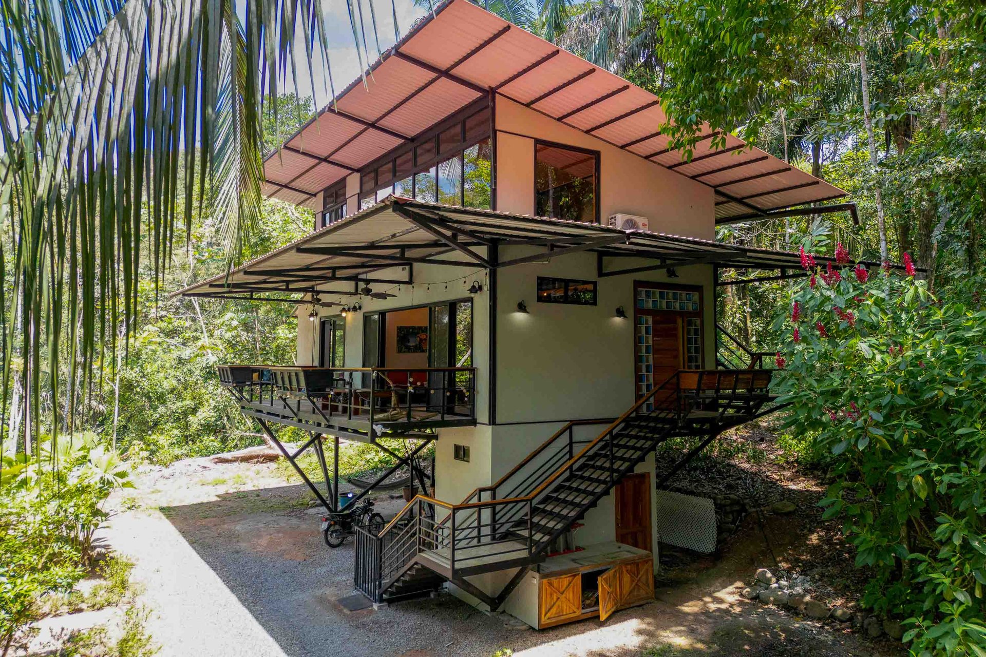 Tropical 3-bedroom home in gated community Manuel Antonio, Perfect rental!