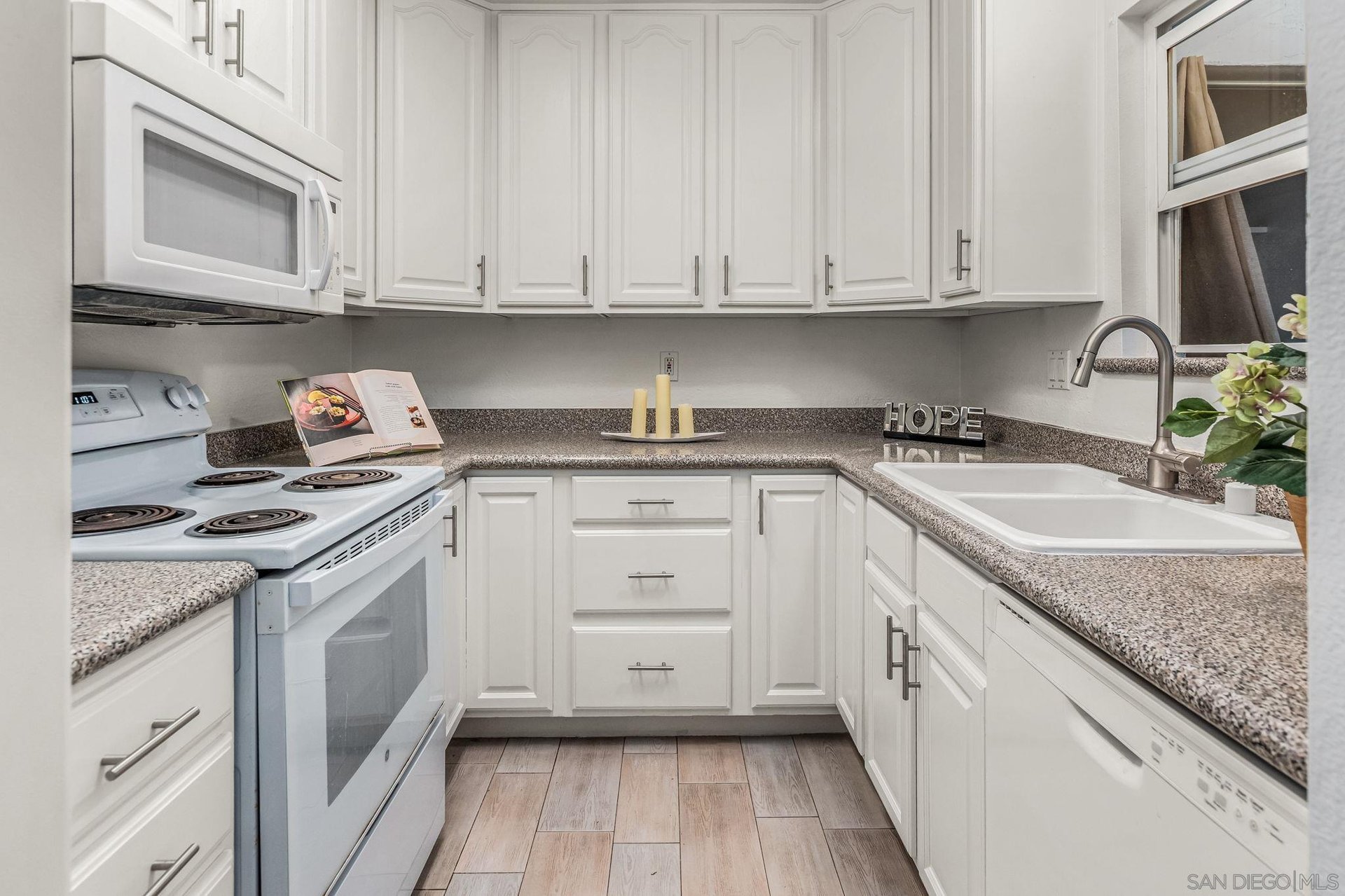 7779 Camino Glorita San Diego, CA 92122
