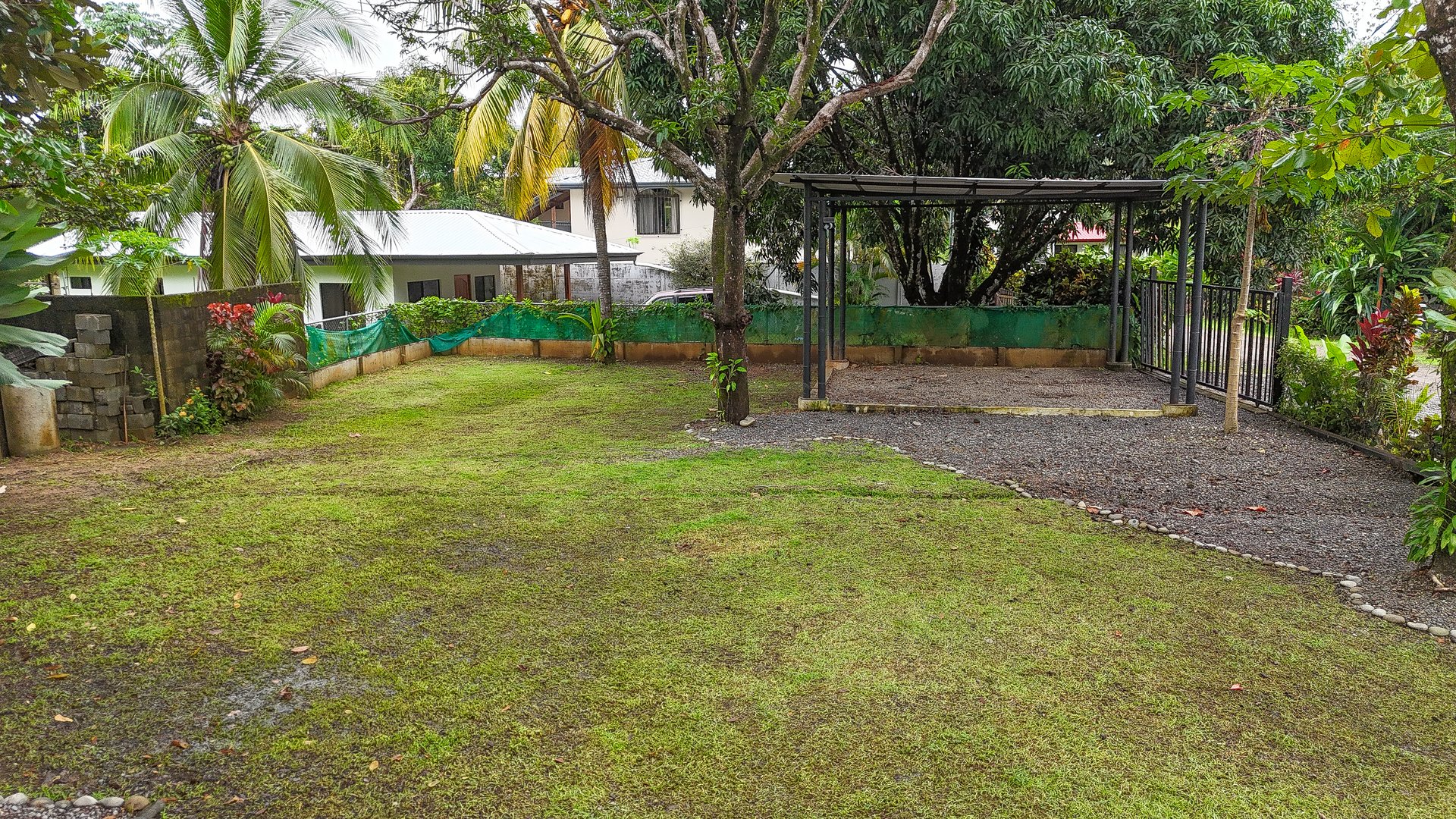 Contemporary 3-bed home surrounded by Uvita’s services and amenities but just a short stroll to tropical beaches