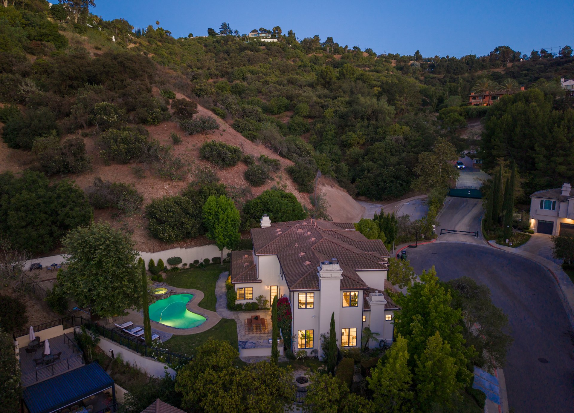 3686 Benedict Canyon Ln, Sherman Oaks 