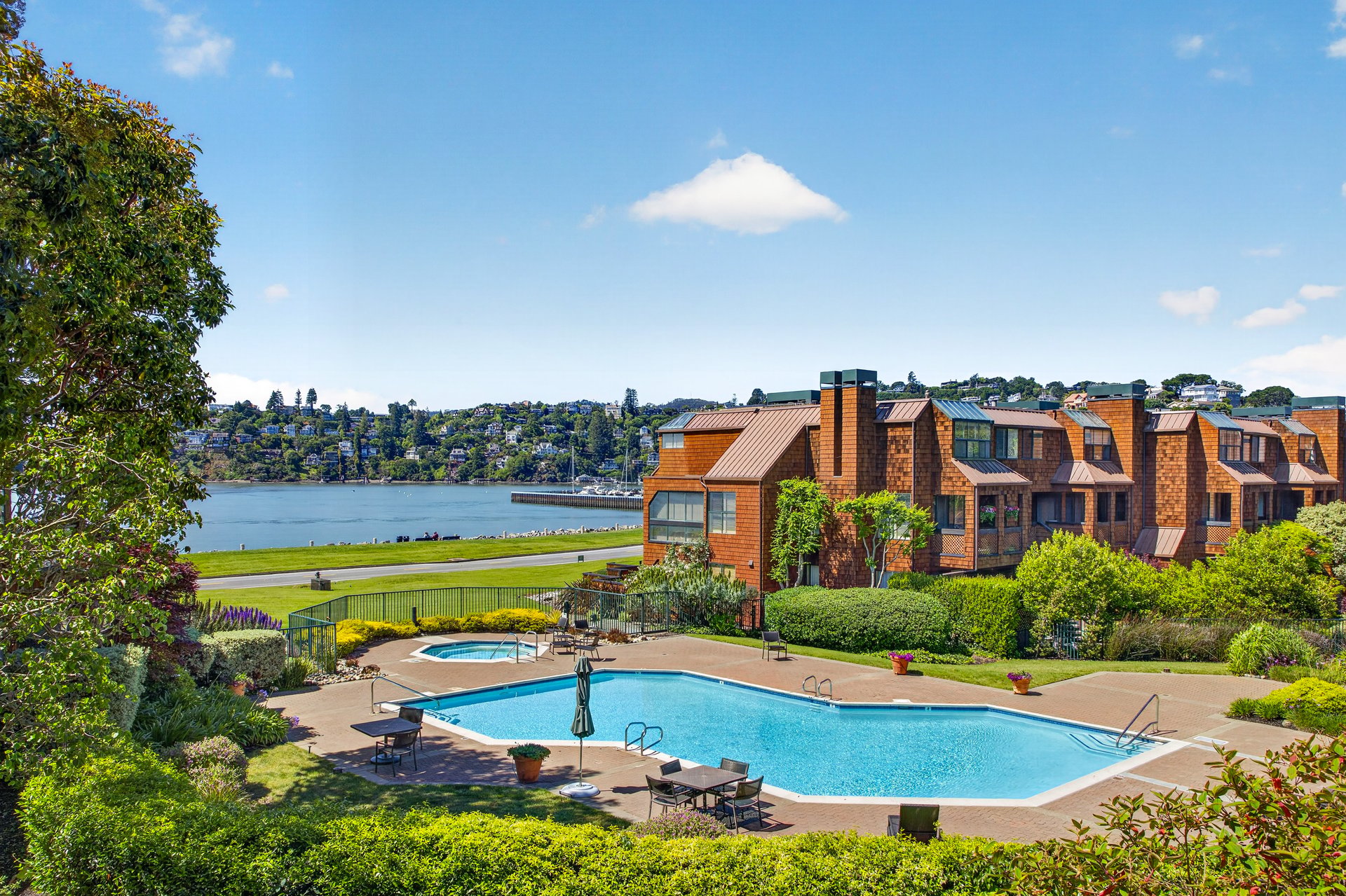 Luxurious End Unit in Point Tiburon