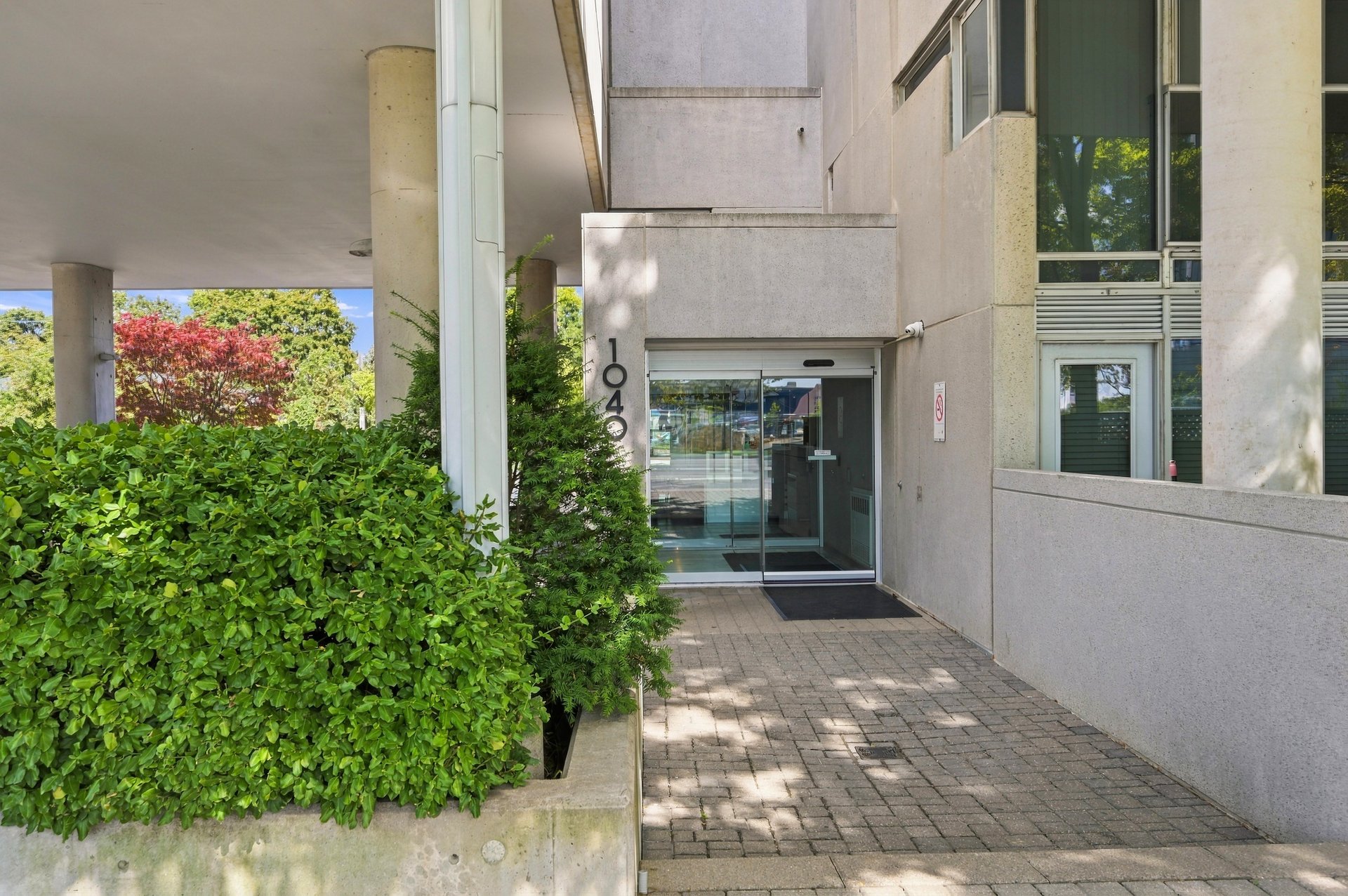 Immaculate 2 Bedroom Corner Unit