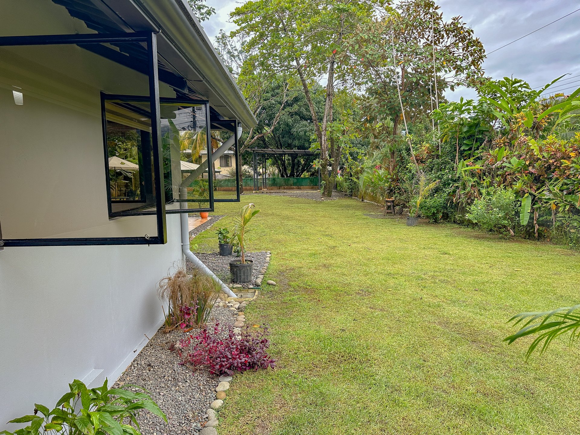 Contemporary 3-bed home surrounded by Uvita’s services and amenities but just a short stroll to tropical beaches
