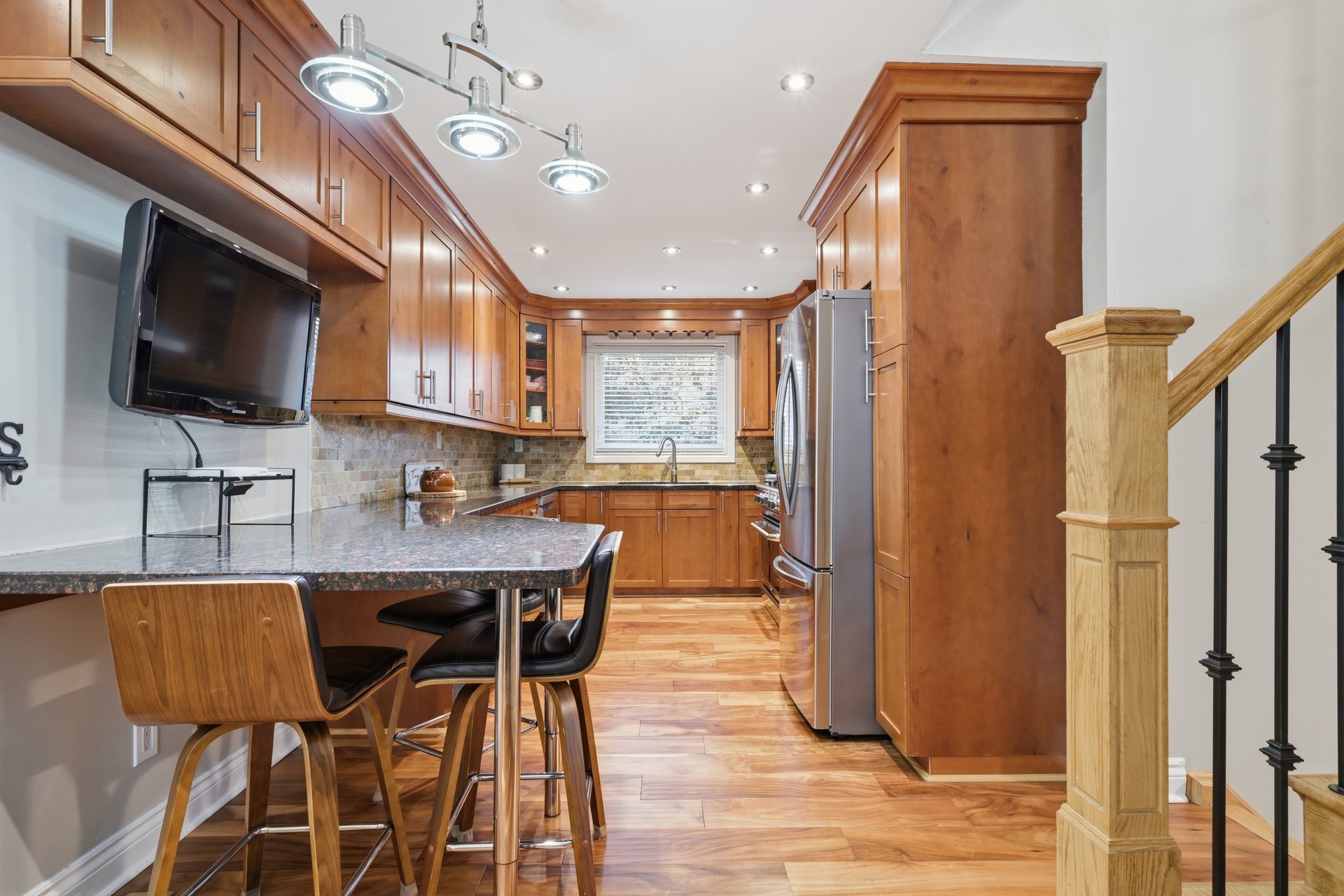 Spacious River Oaks Backsplit