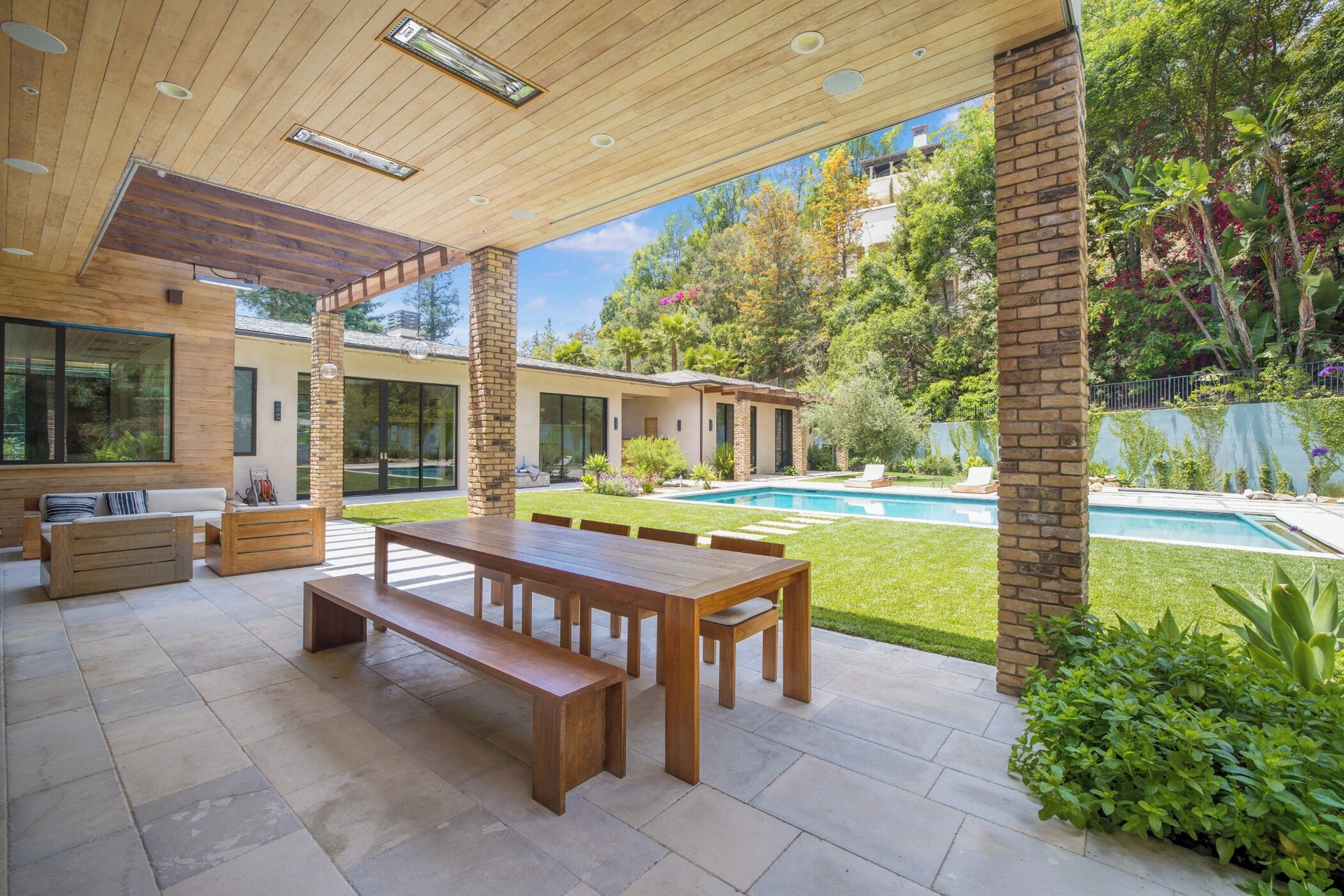 Bowmont Dr, 90210