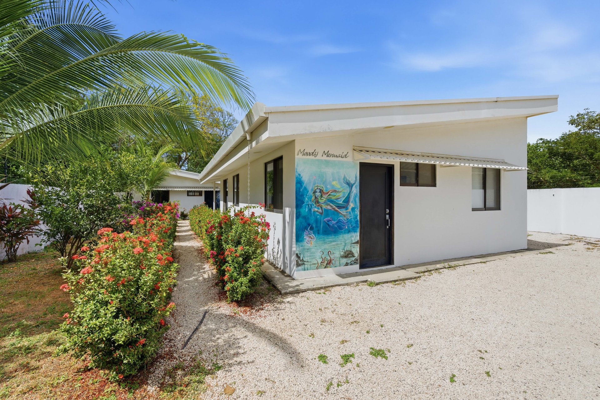 Three Mermaids | Beachfront 10-Bedroom Pod-Style Residence with Pool in Playa Flamingo