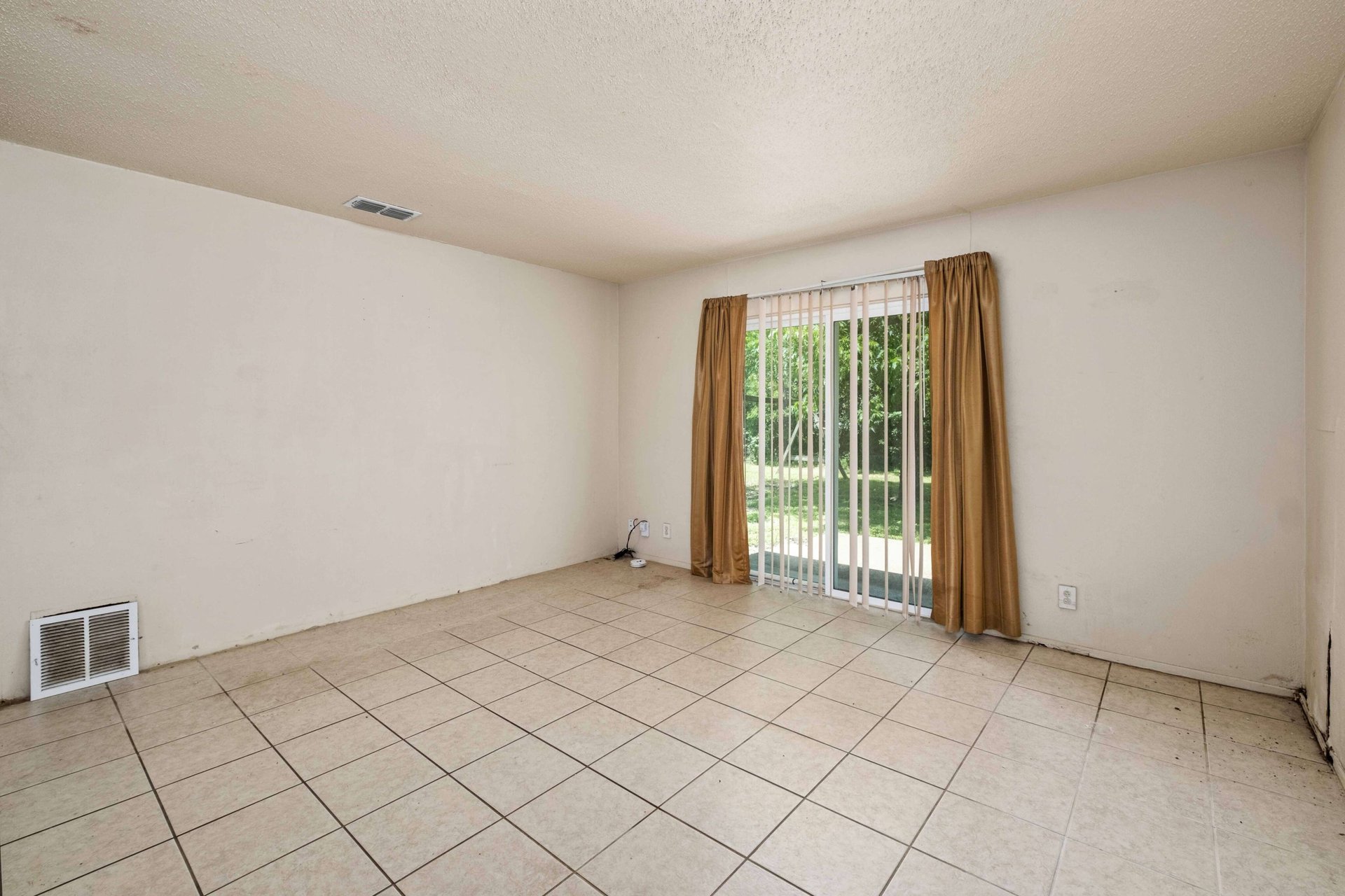 4742 Suburban Dr