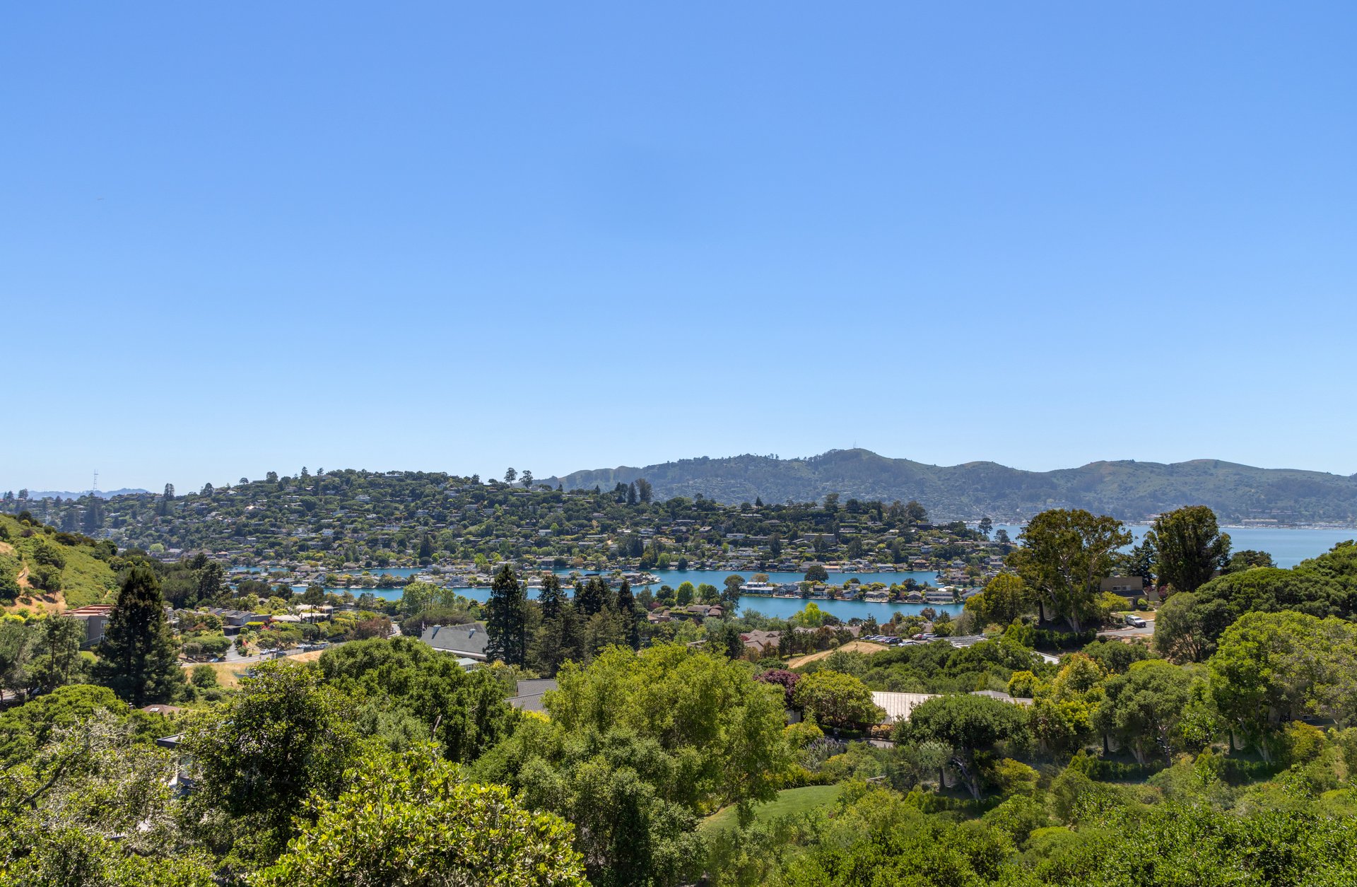 Picturesque and Private View Residence