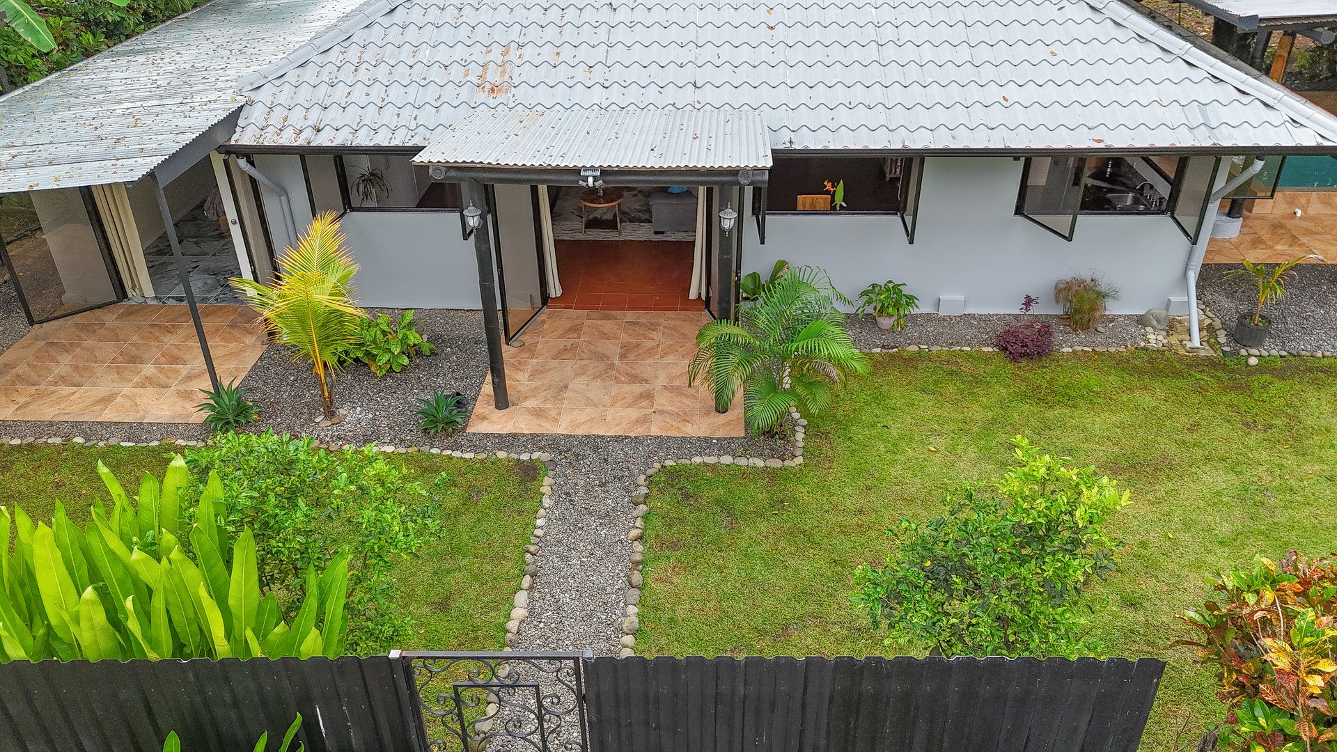 Contemporary 3-bed home surrounded by Uvita’s services and amenities but just a short stroll to tropical beaches