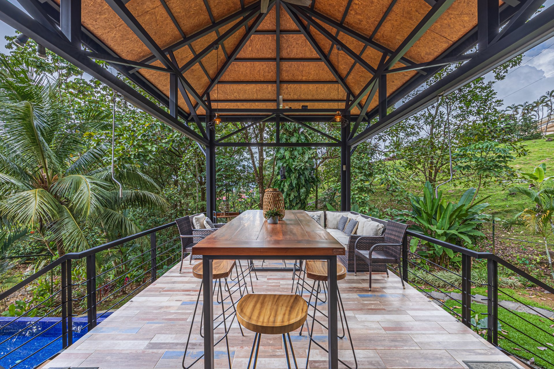   3 bedrooms, 2.5 bathrooms Villa Steps from Uvita, beautiful Beaches, Waterfalls, Restaurants and Tourist Attractions.