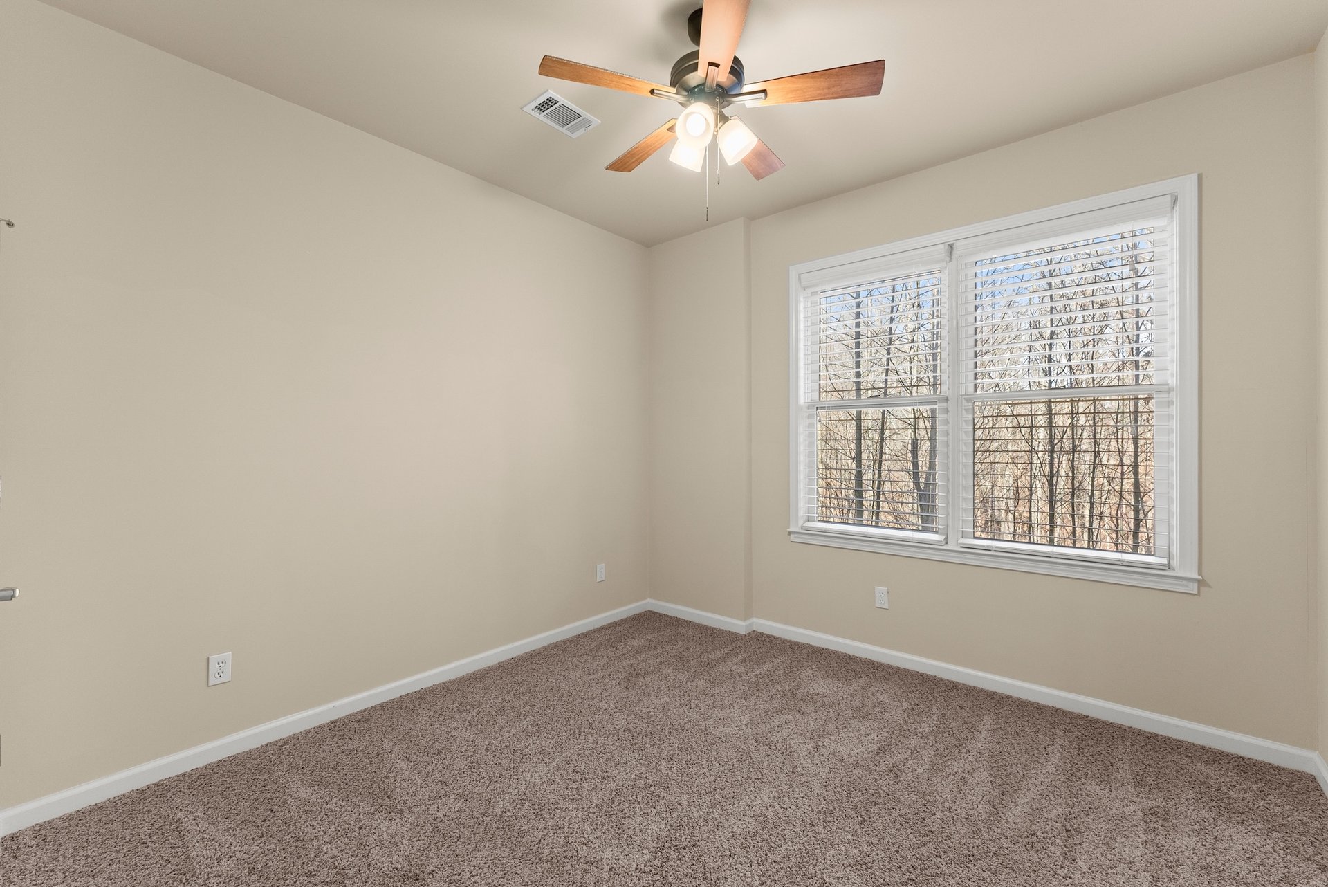 7534 Mossy Log Ct, Flowery Branch, GA 30542