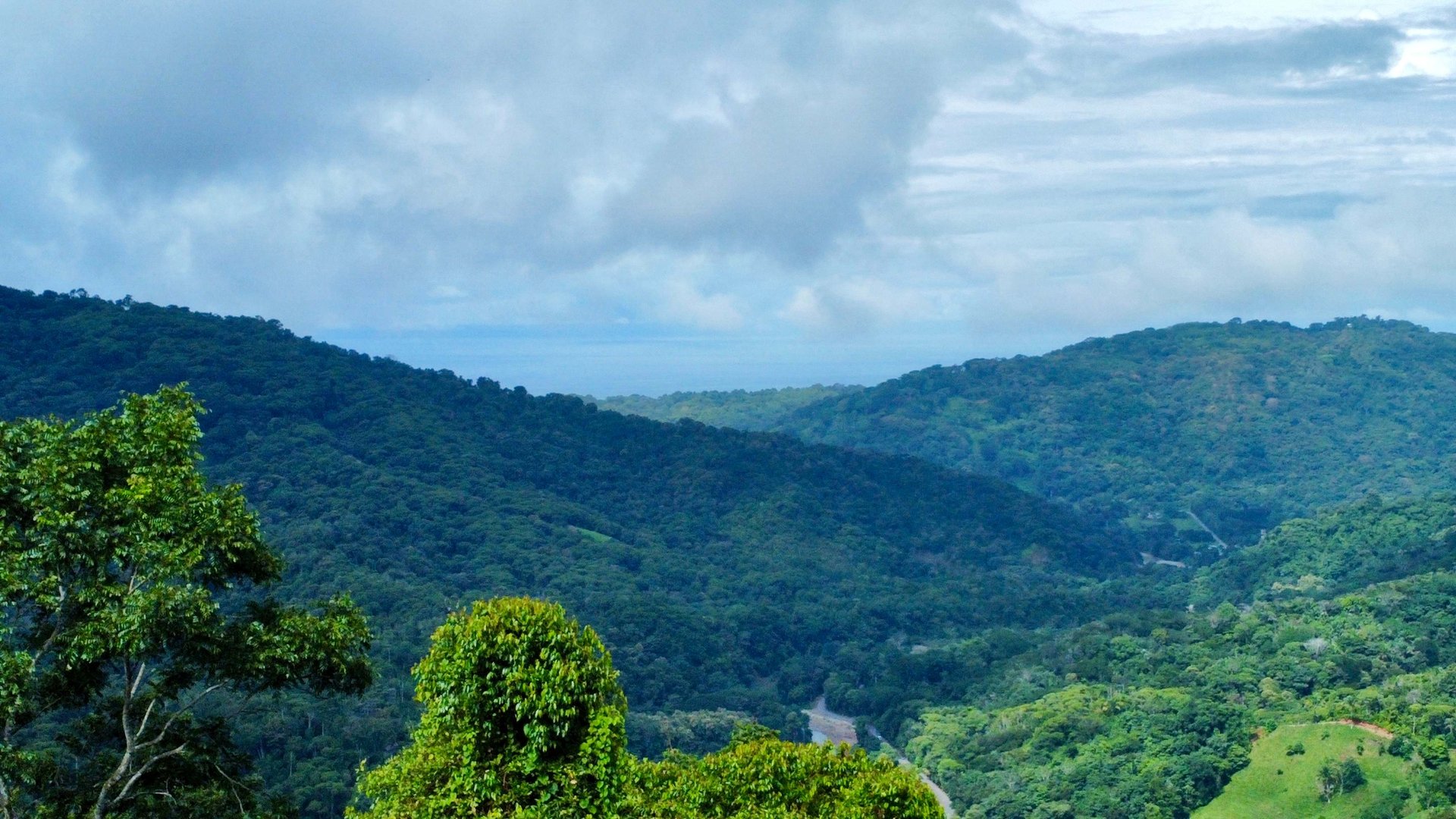 Breathtaking Mountain, River, and Ocean Views in Ideal Climate – 20 Minutes from the Beach