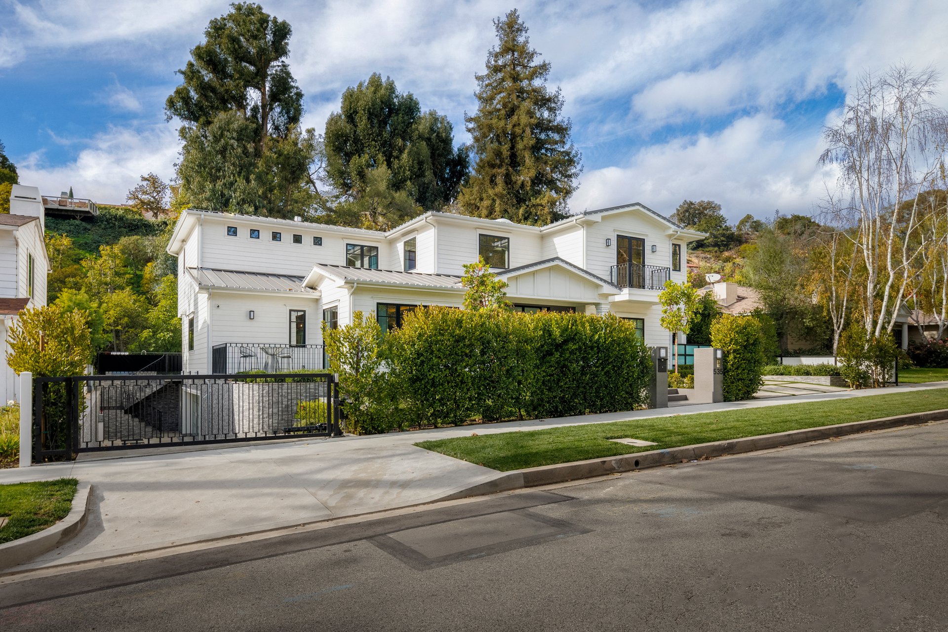 535 N Bundy Dr
