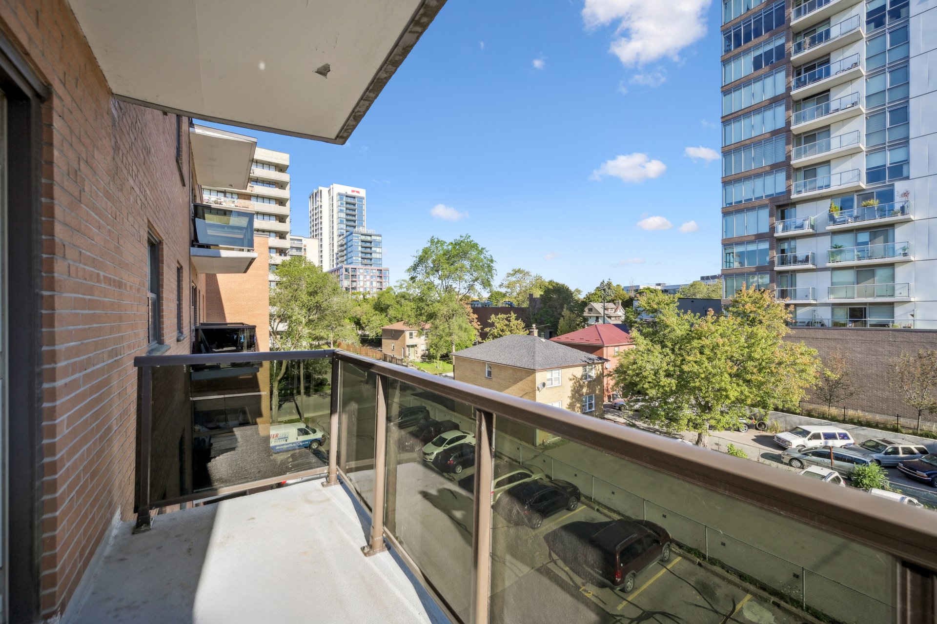 Bright 2 Bedroom Unit in Prime Port Credit Location