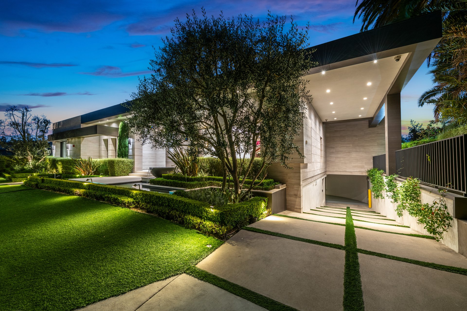 565 Evelyn Pl