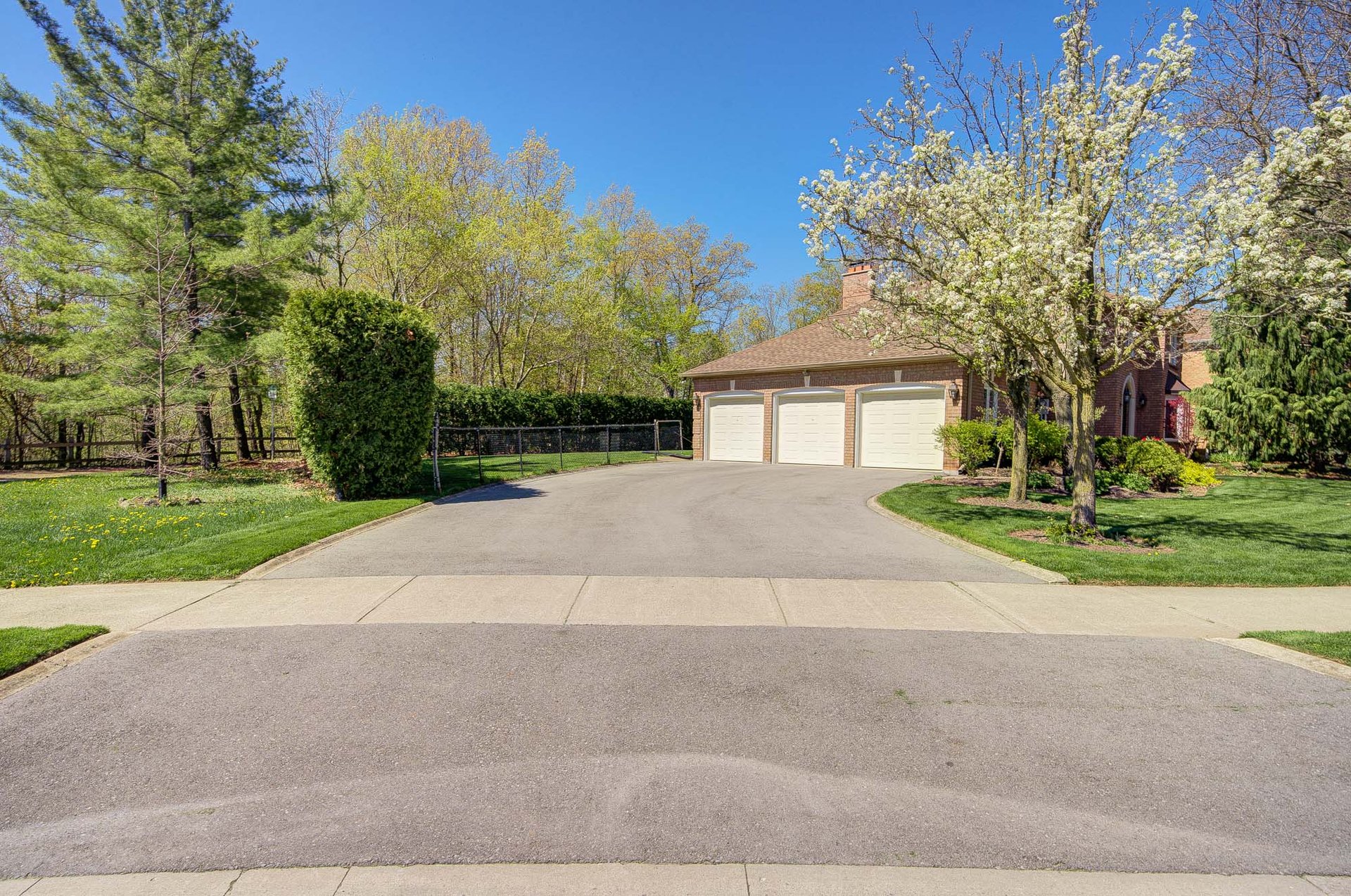 1296 Mapleridge Cres