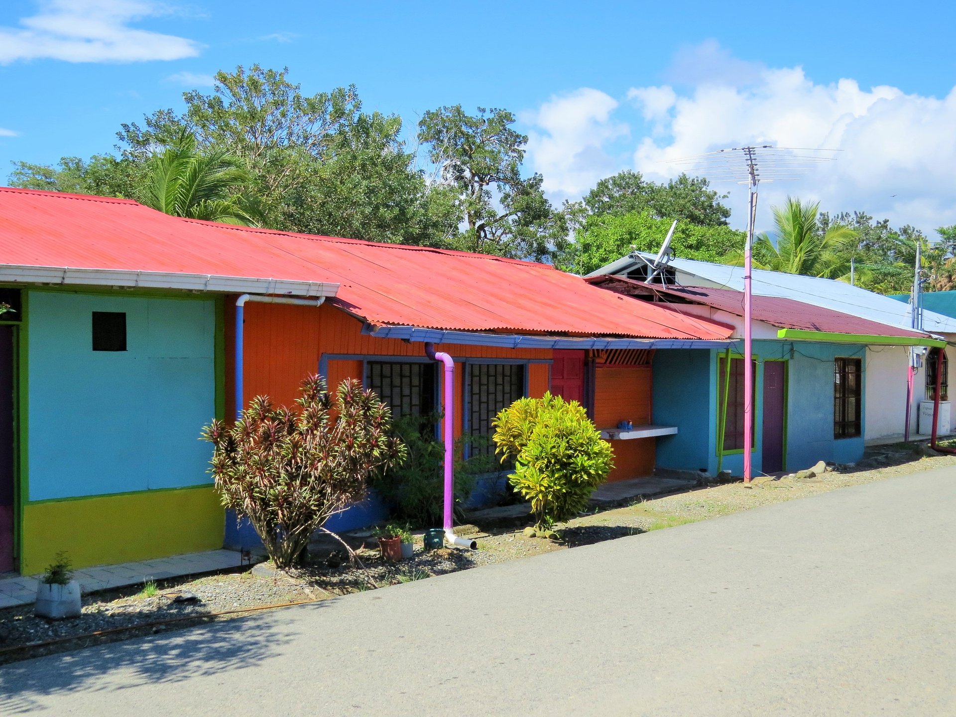 Fully equipped 4 Unit Apartment/Hotel complex 70 meters from the entrance to world-famous Marino Ballena National Park