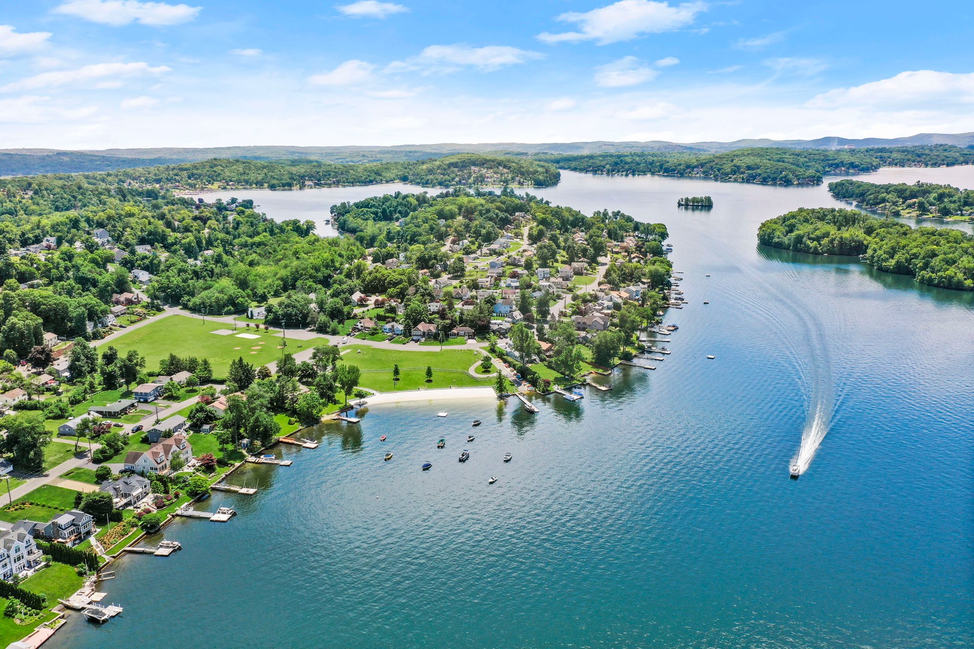 Brookfield, Connecticut &ndash; Historic town center and classic New England character