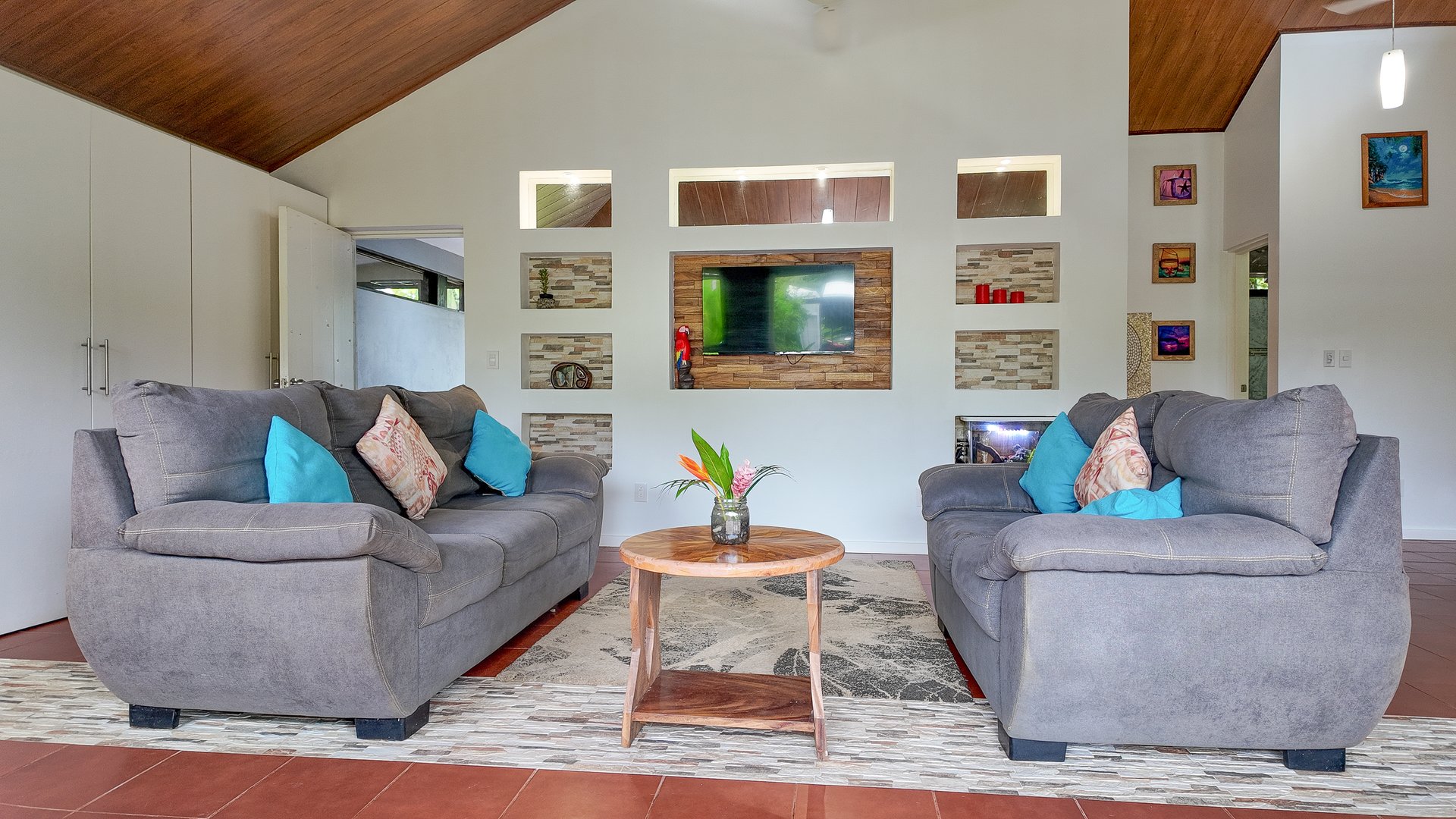 Contemporary 3-bed home surrounded by Uvita’s services and amenities but just a short stroll to tropical beaches