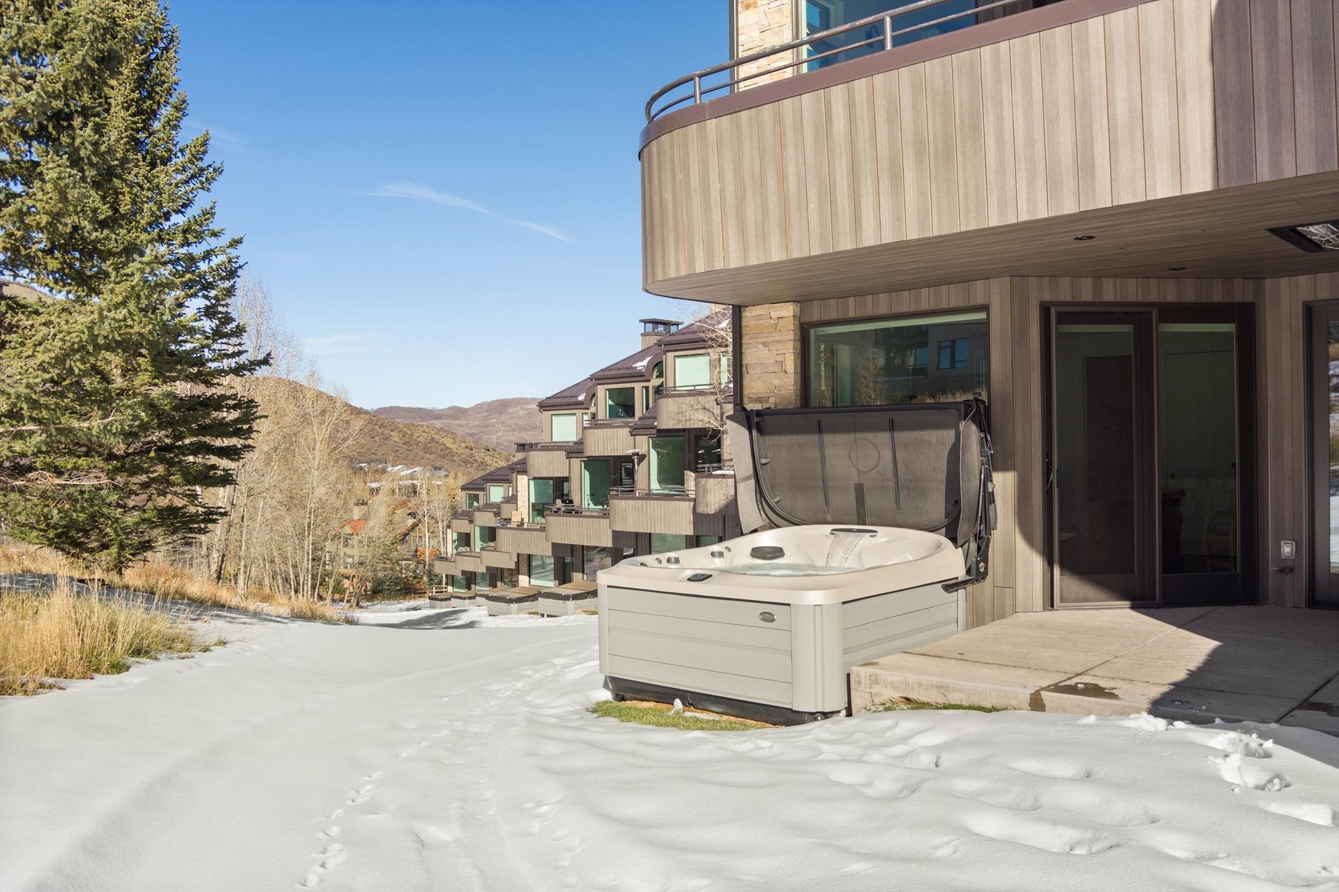 Ski-In/Ski-Out Luxury: Deerbrook Townhome