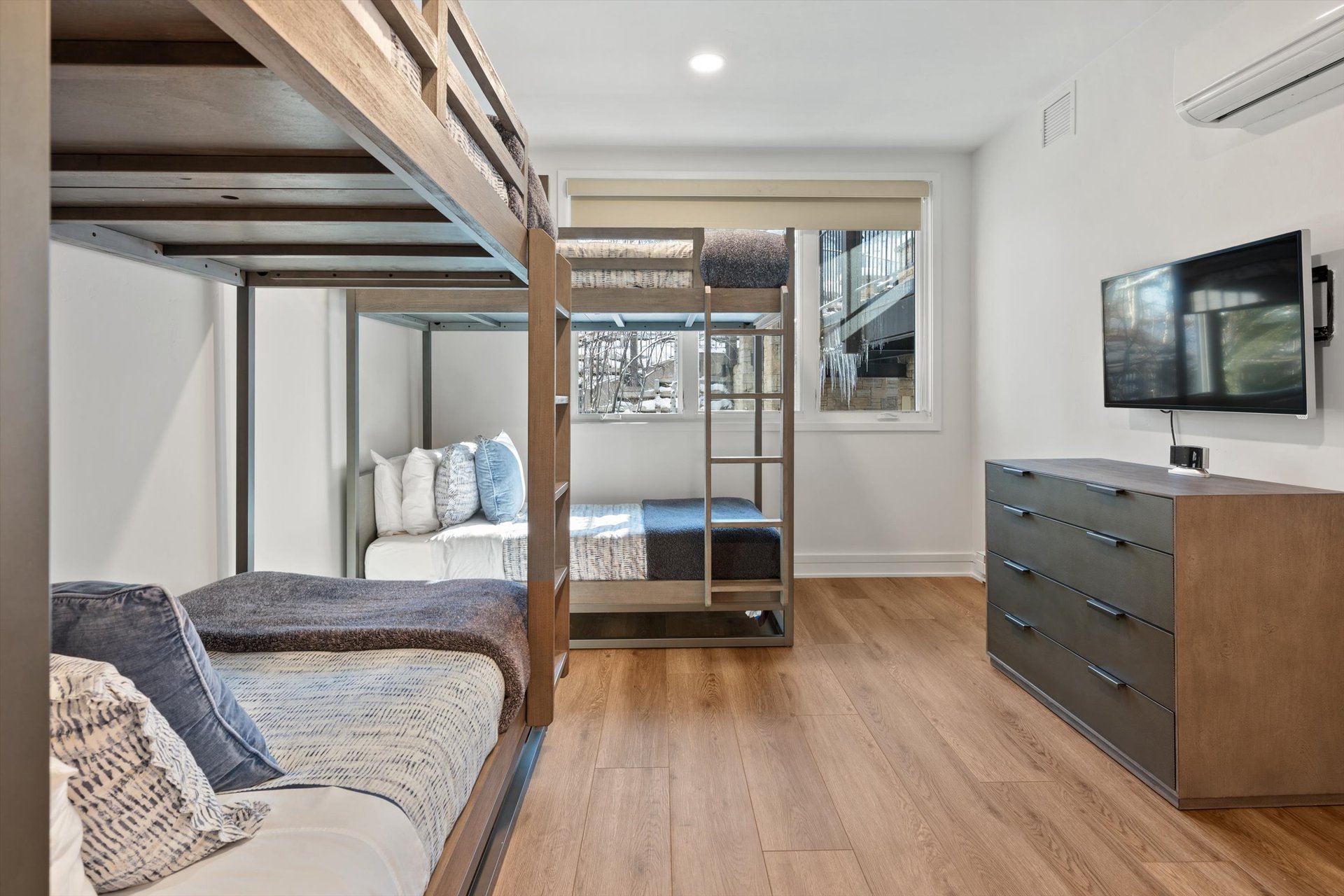 Ski-In/Ski-Out Luxury: Deerbrook Townhome