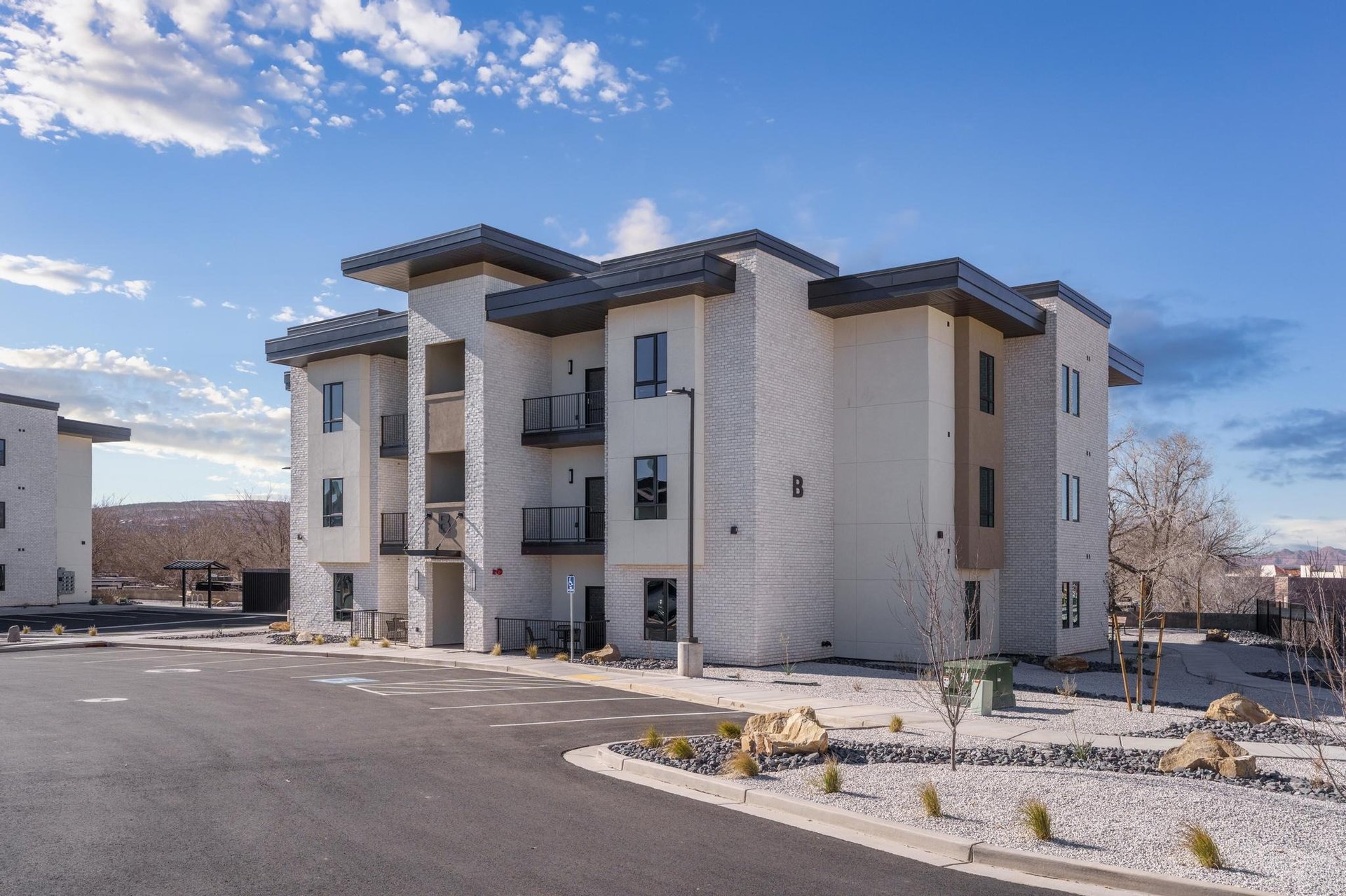 983 W State St B-204