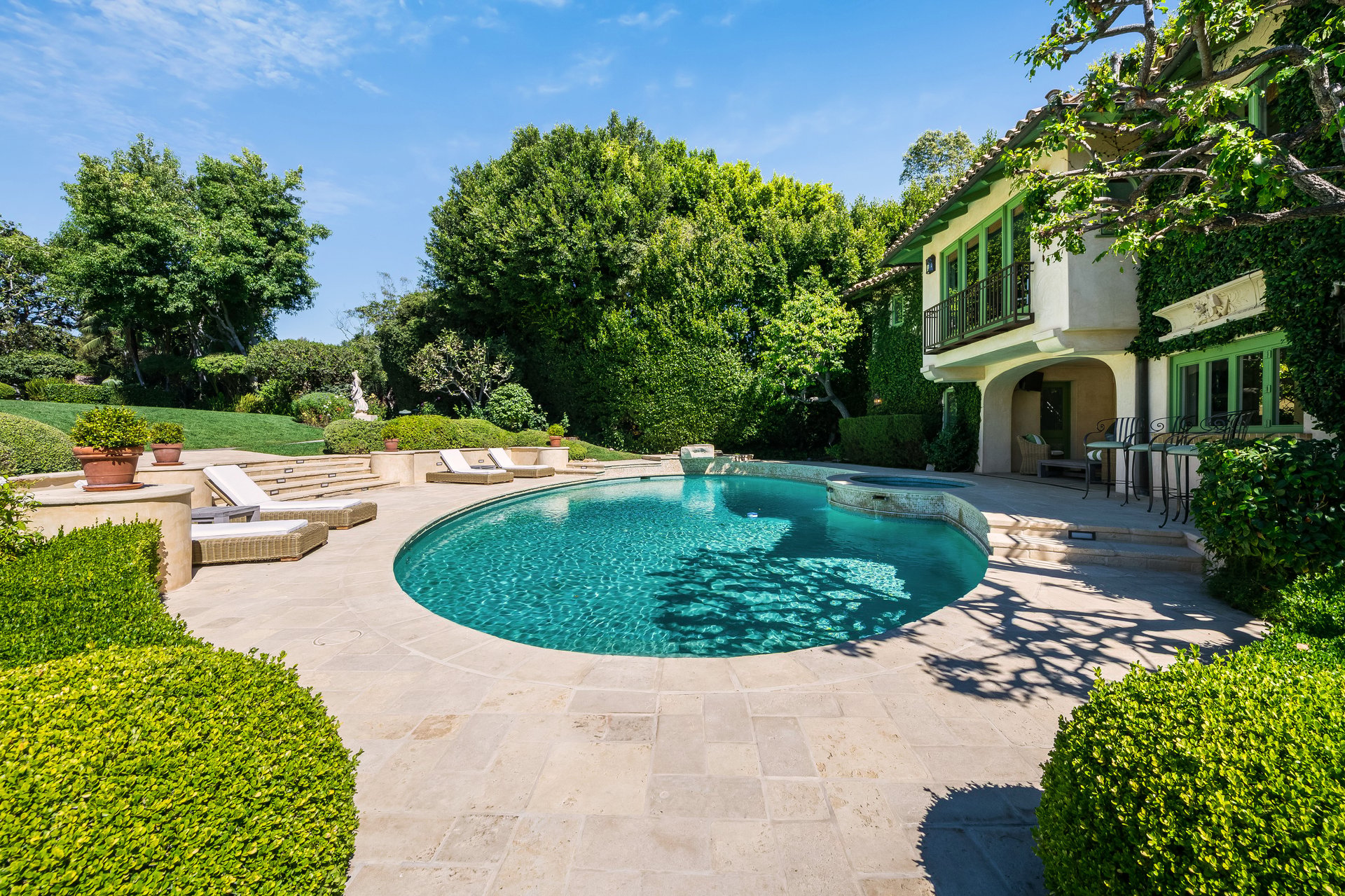 1550 Amalfi DR
