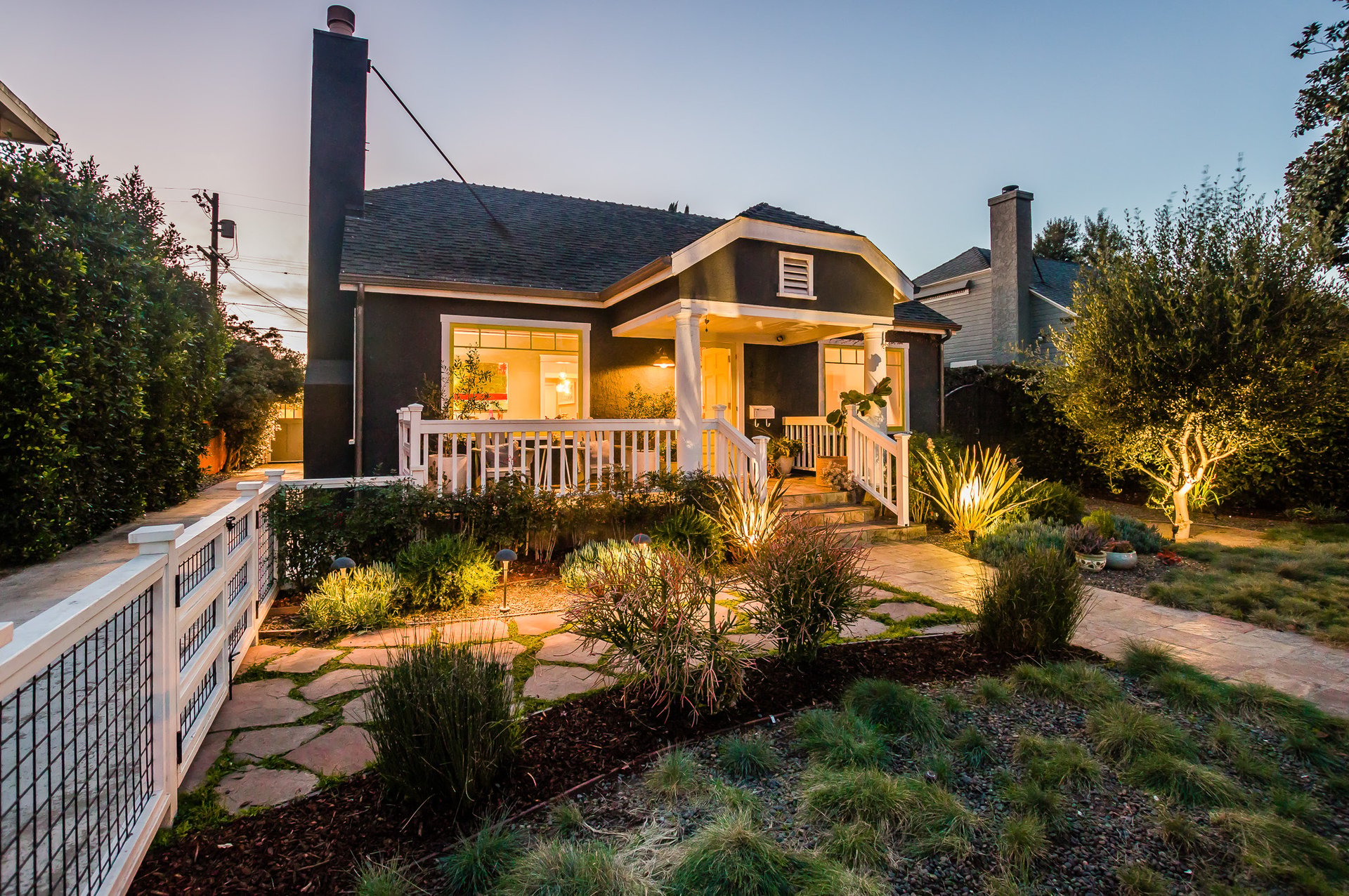 BEAUTIFUL & BRIGHT circa-1920's Craftsman "Cal-Bungalow" Home in Larchmont Village.
