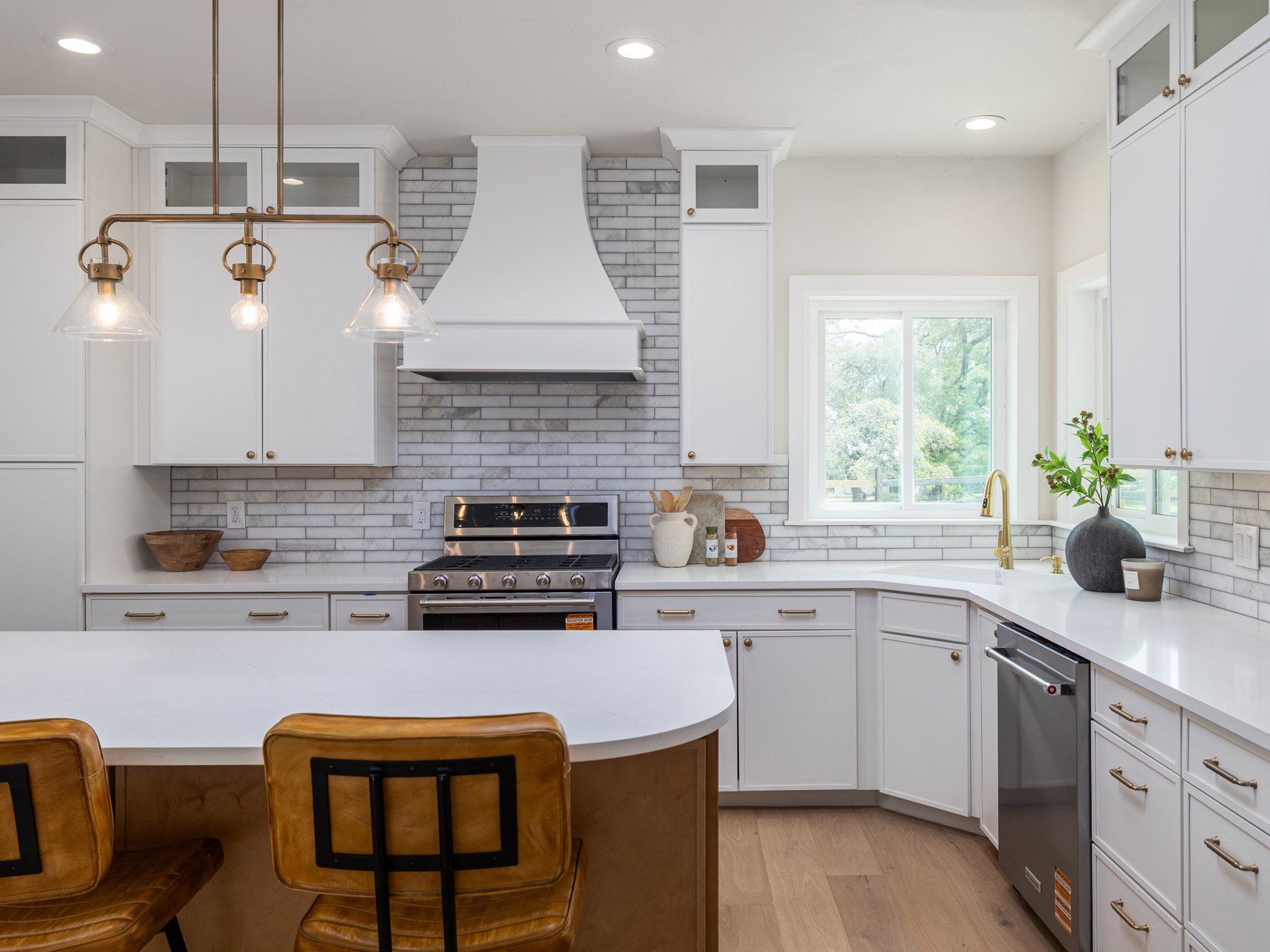 Designer-Renovated 6BR Estate Including Private Guest Apartment on 1.48 Acres