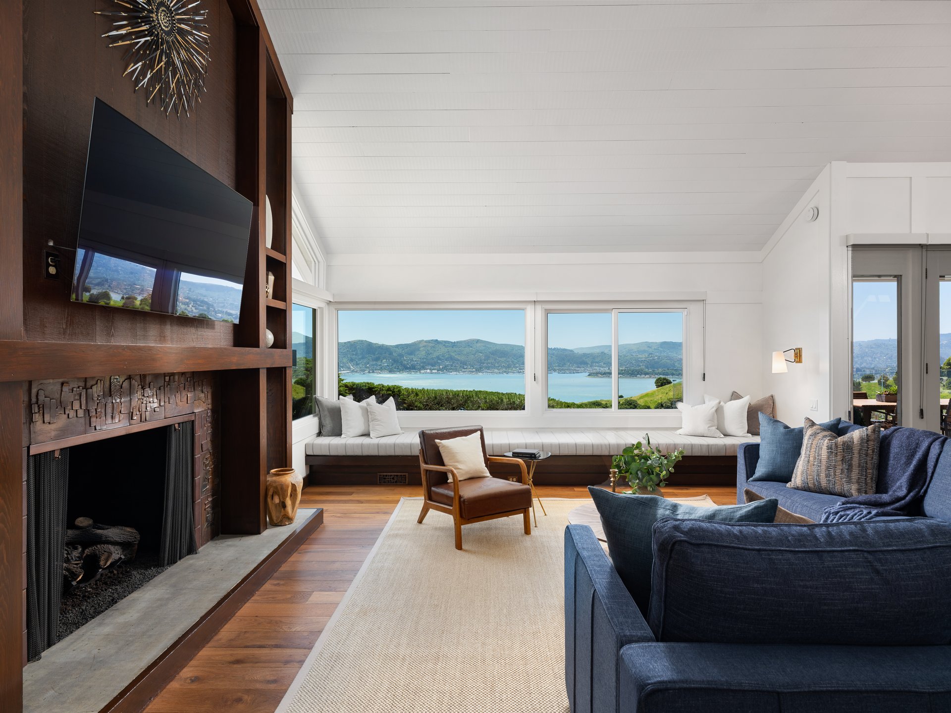Stylish and Chic Mount Tiburon Retreat 