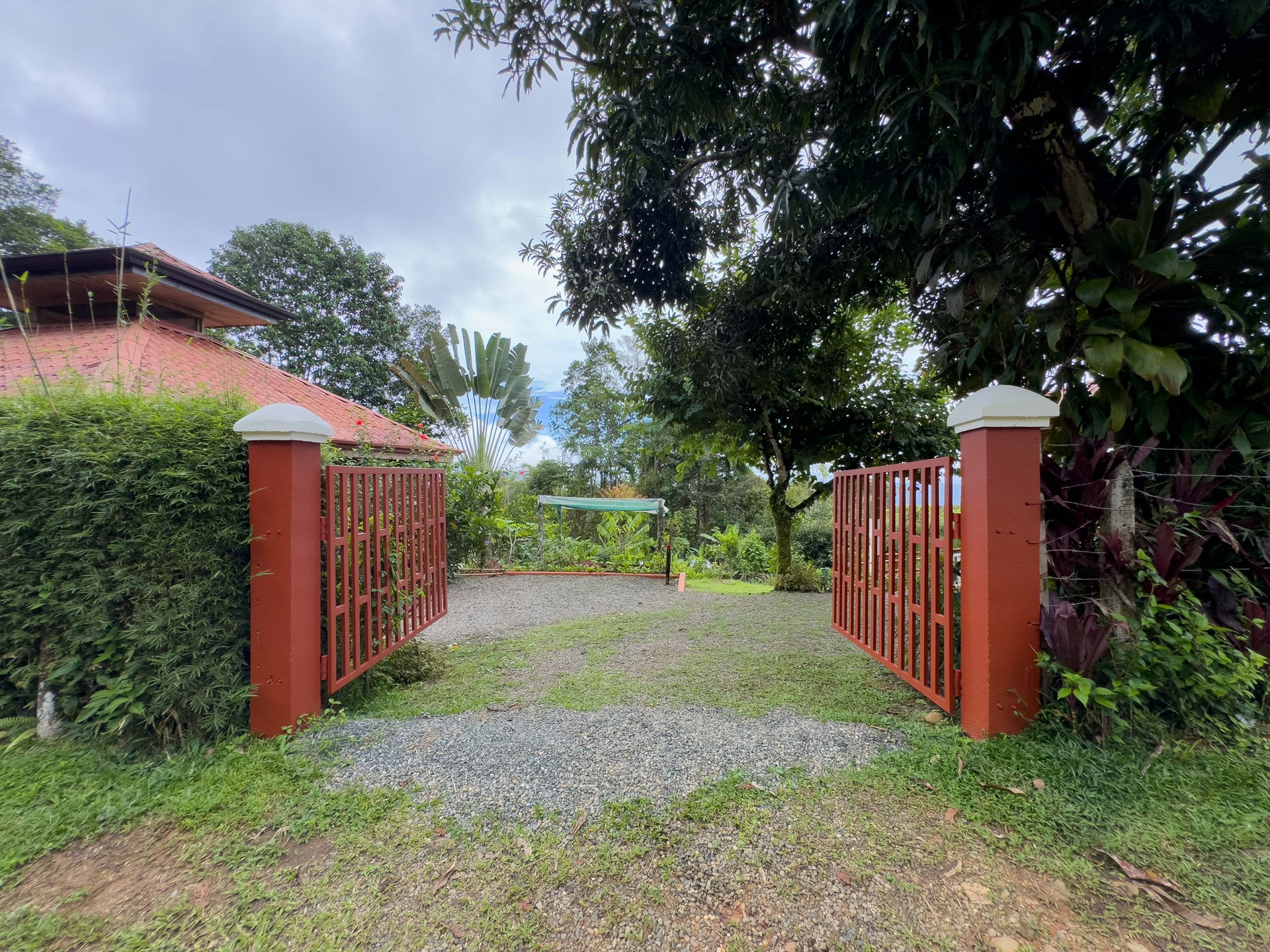 Tinamastes Eco Orchard | Creekside 2BR Home + Studio Casita
