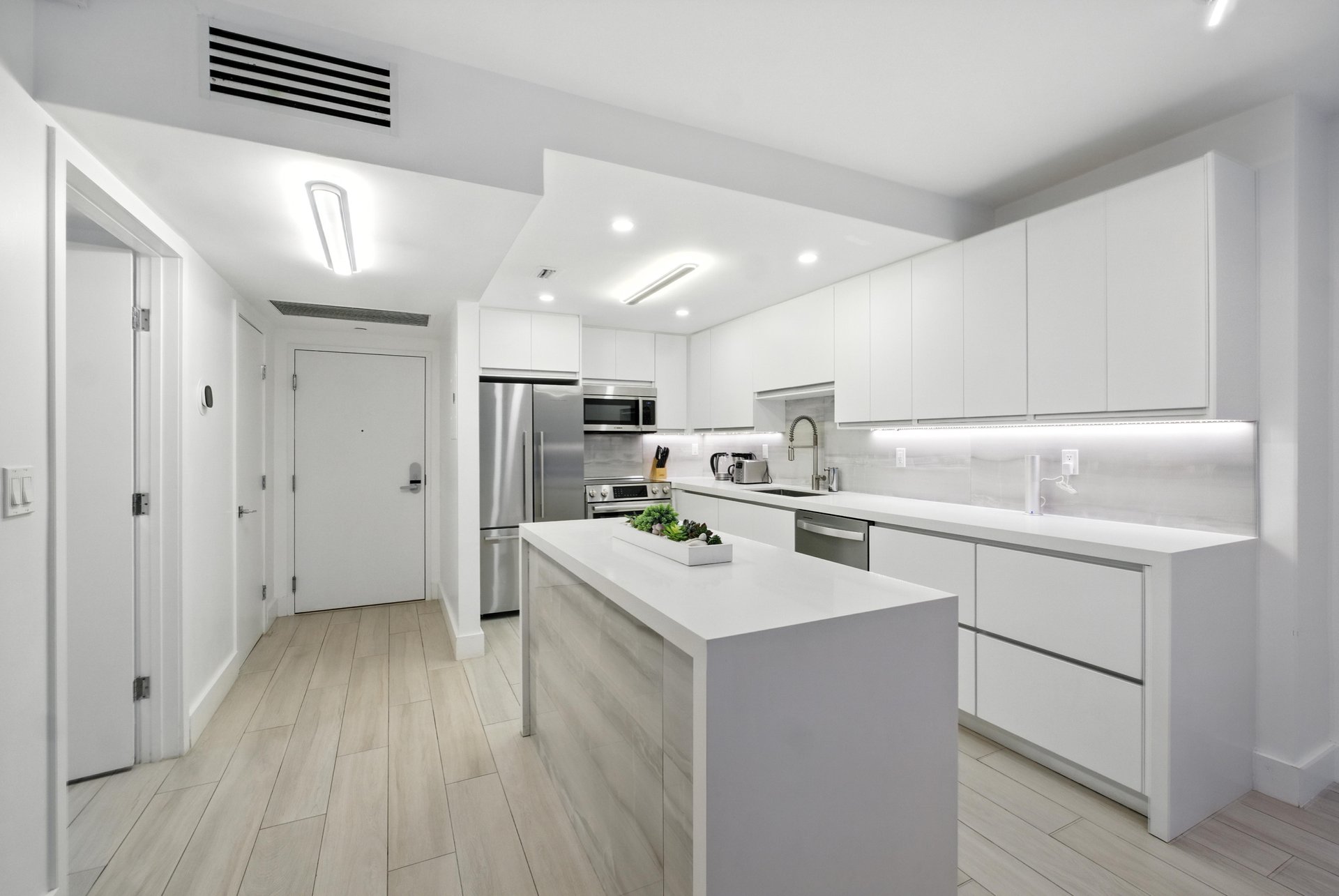 2301 Collins Ave #318  