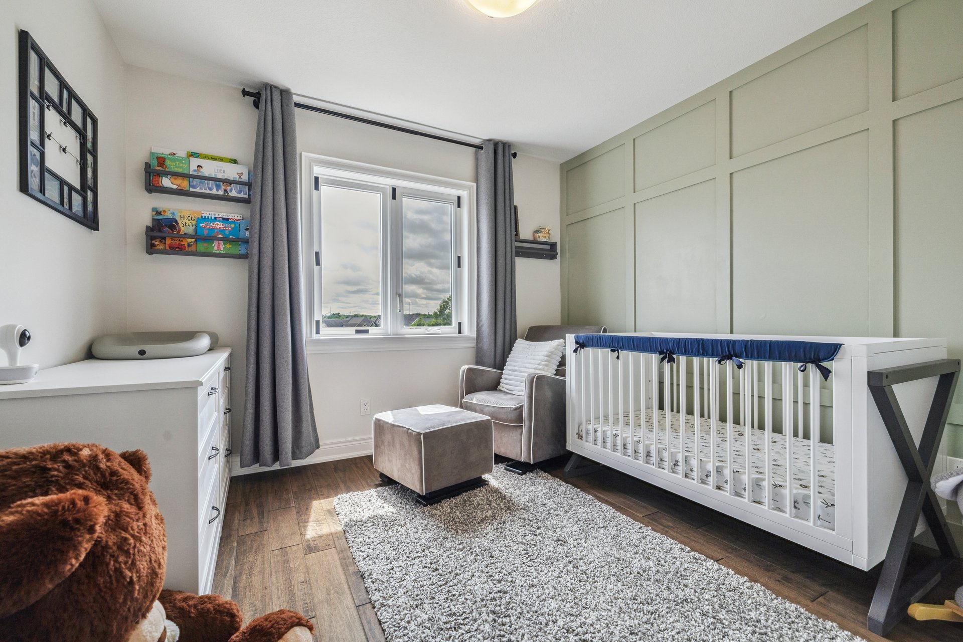 Beautifully updated END-UNIT townhome