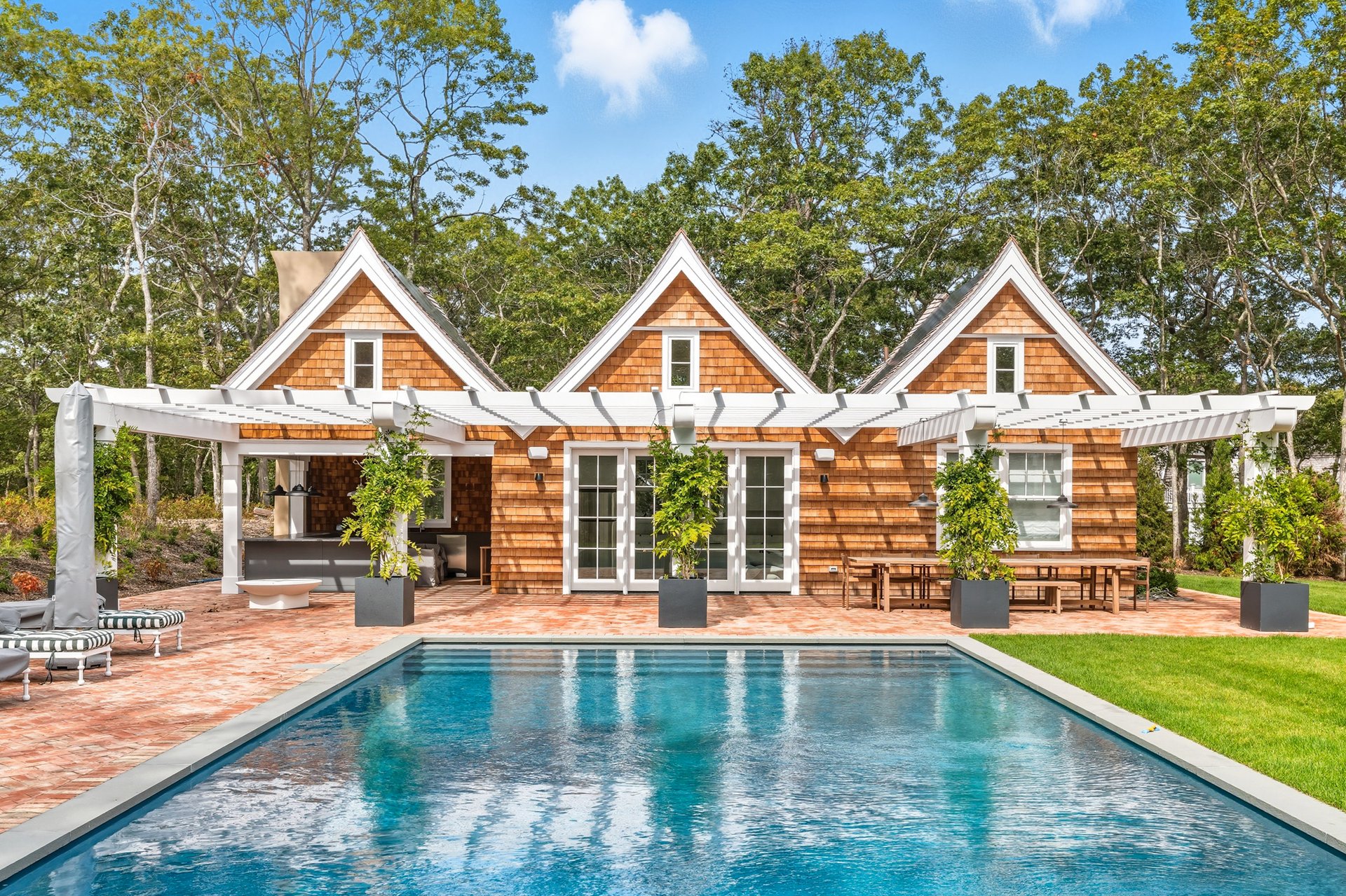 417 Edge of Woods Road