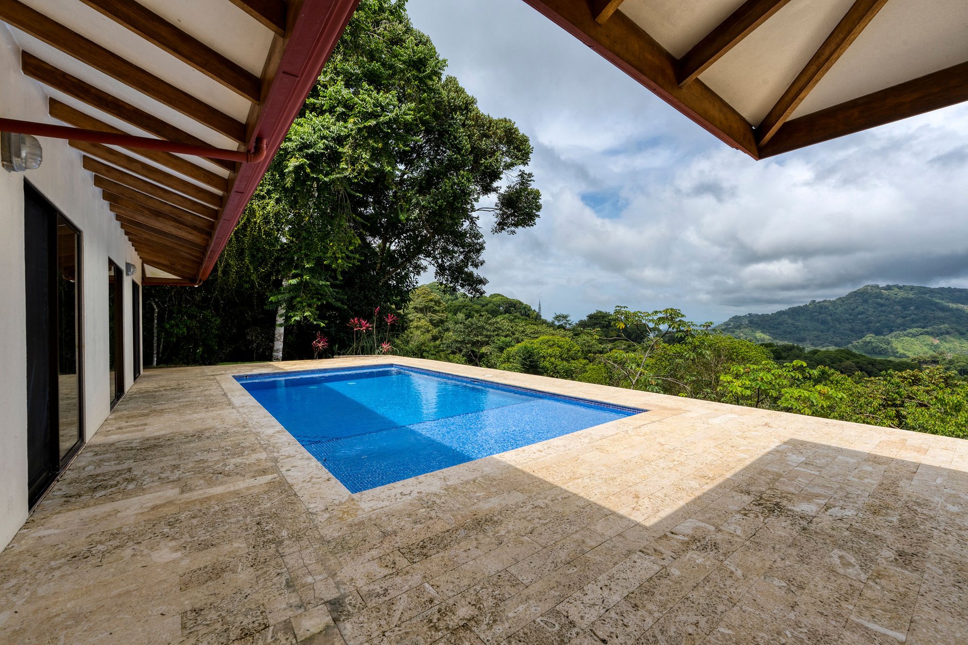 OCEAN AND MOUNTAIN VIEW 3 BEDROOM HOME WITH POOL IN LAGUNAS