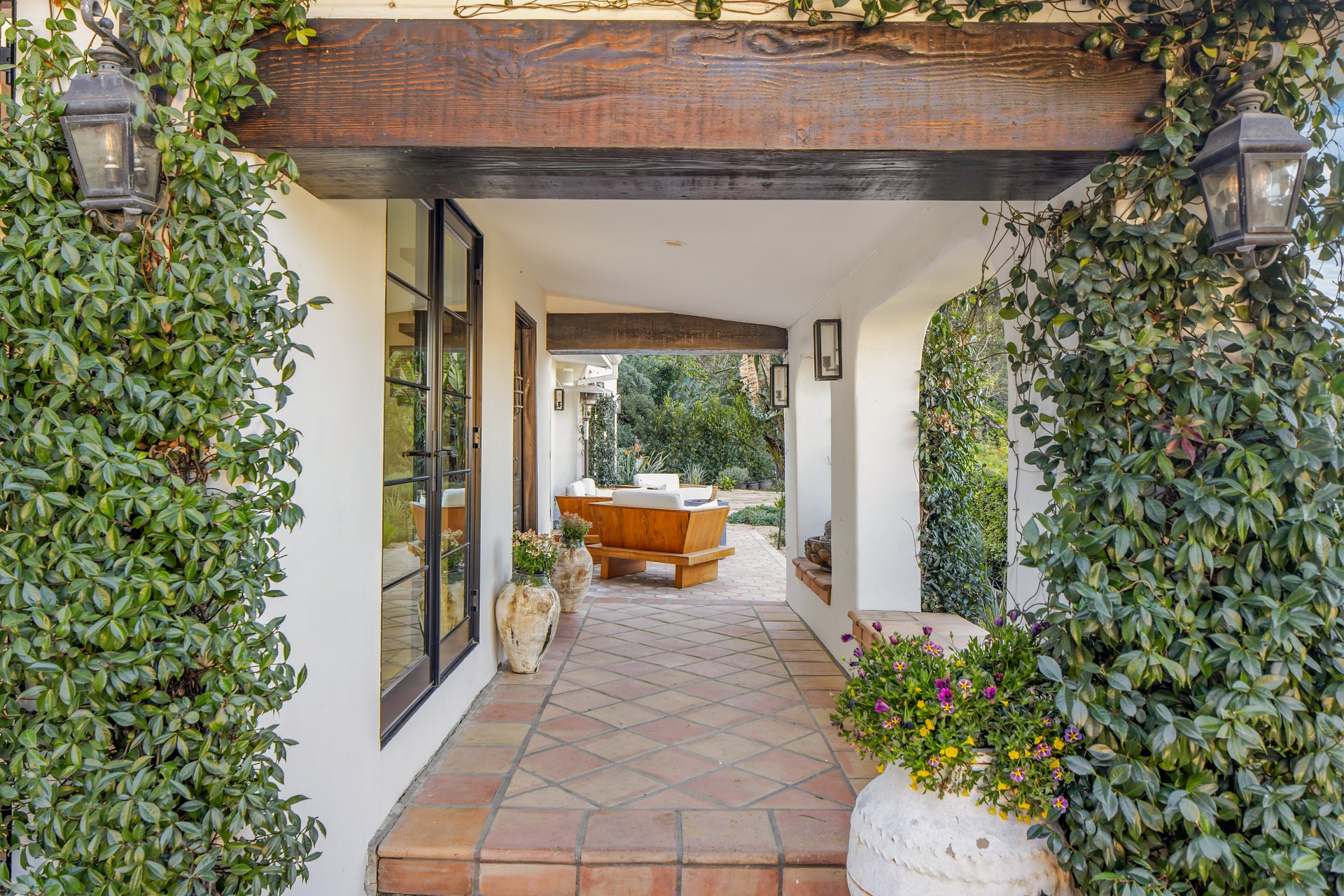 3646 Sunswept Dr, Studio City 