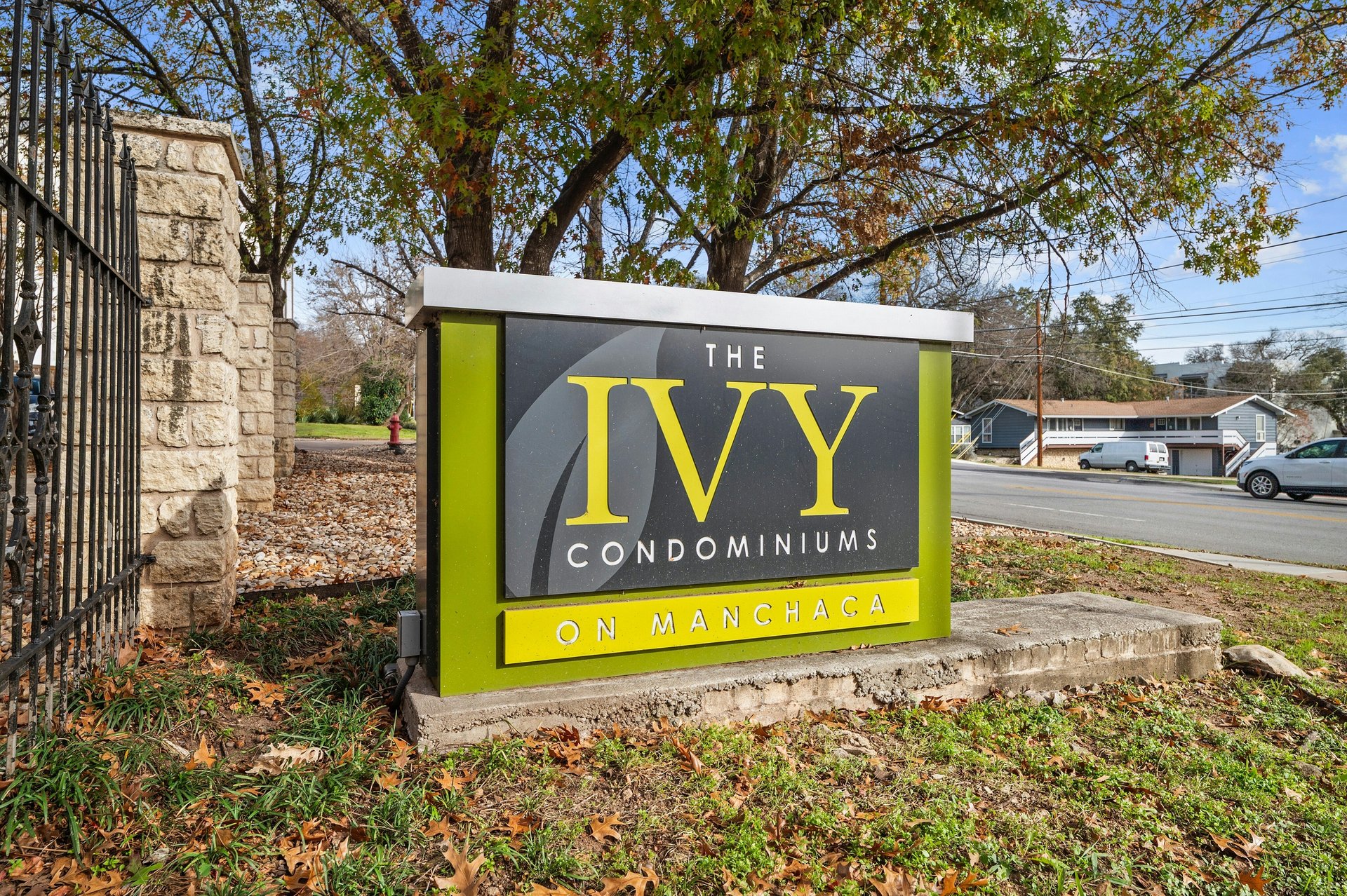 Stylish South Lamar Condo in Gated Ivy Condominiums – Prime Location with Top-Tier Amenities!