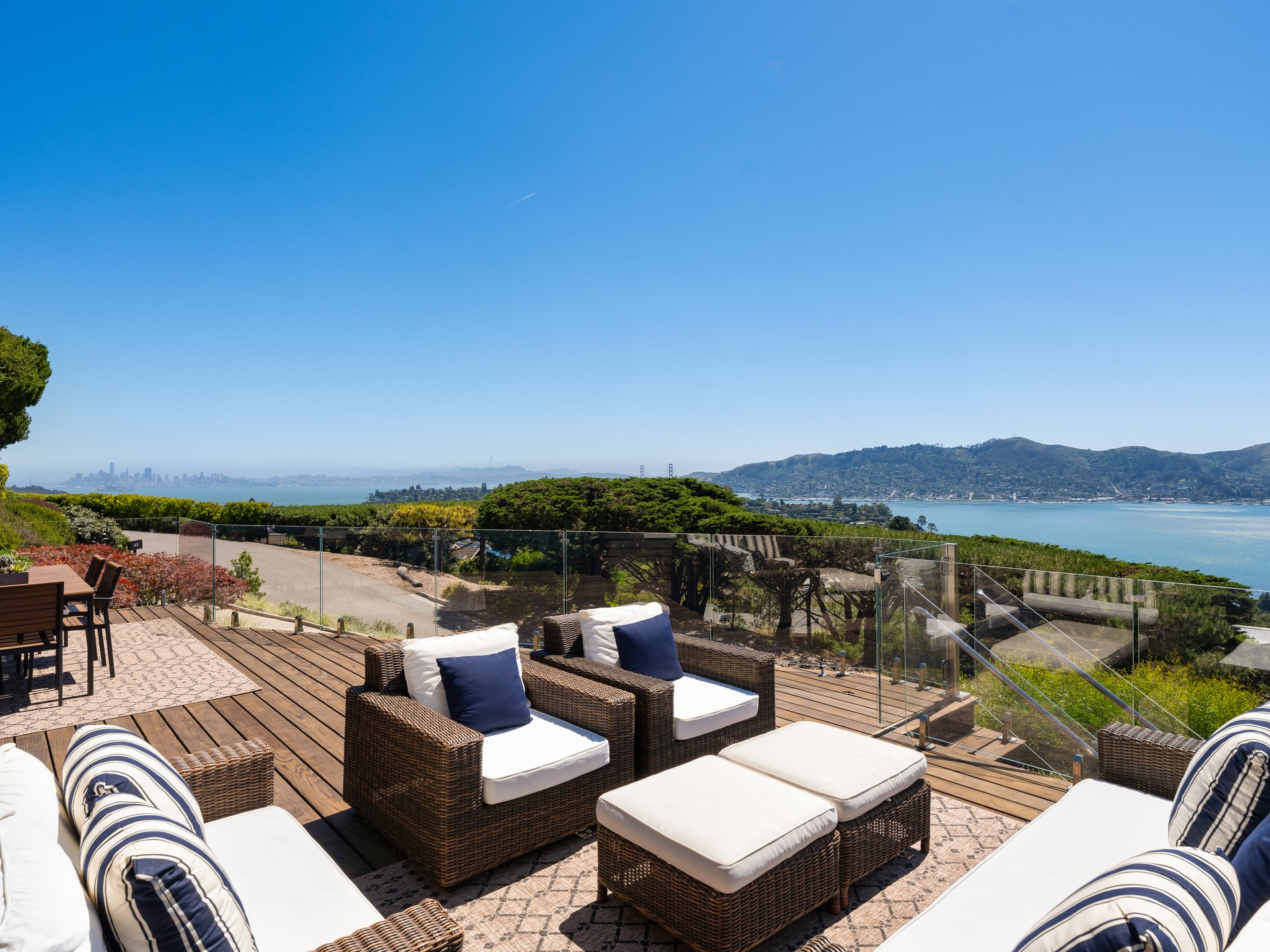 Stylish and Chic Mount Tiburon Retreat 