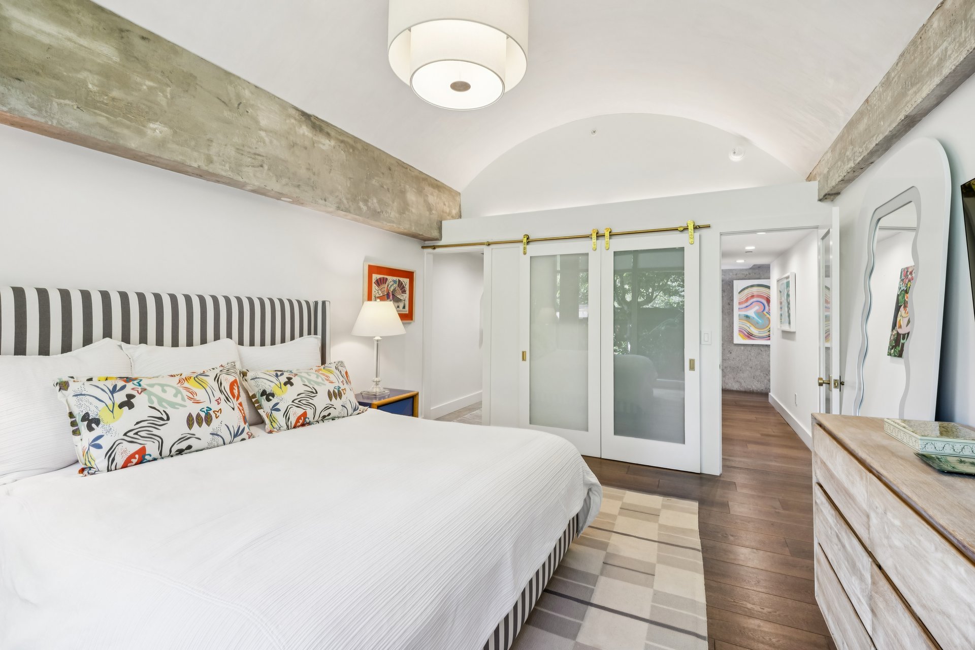 Stylish and Chic Upper Unit