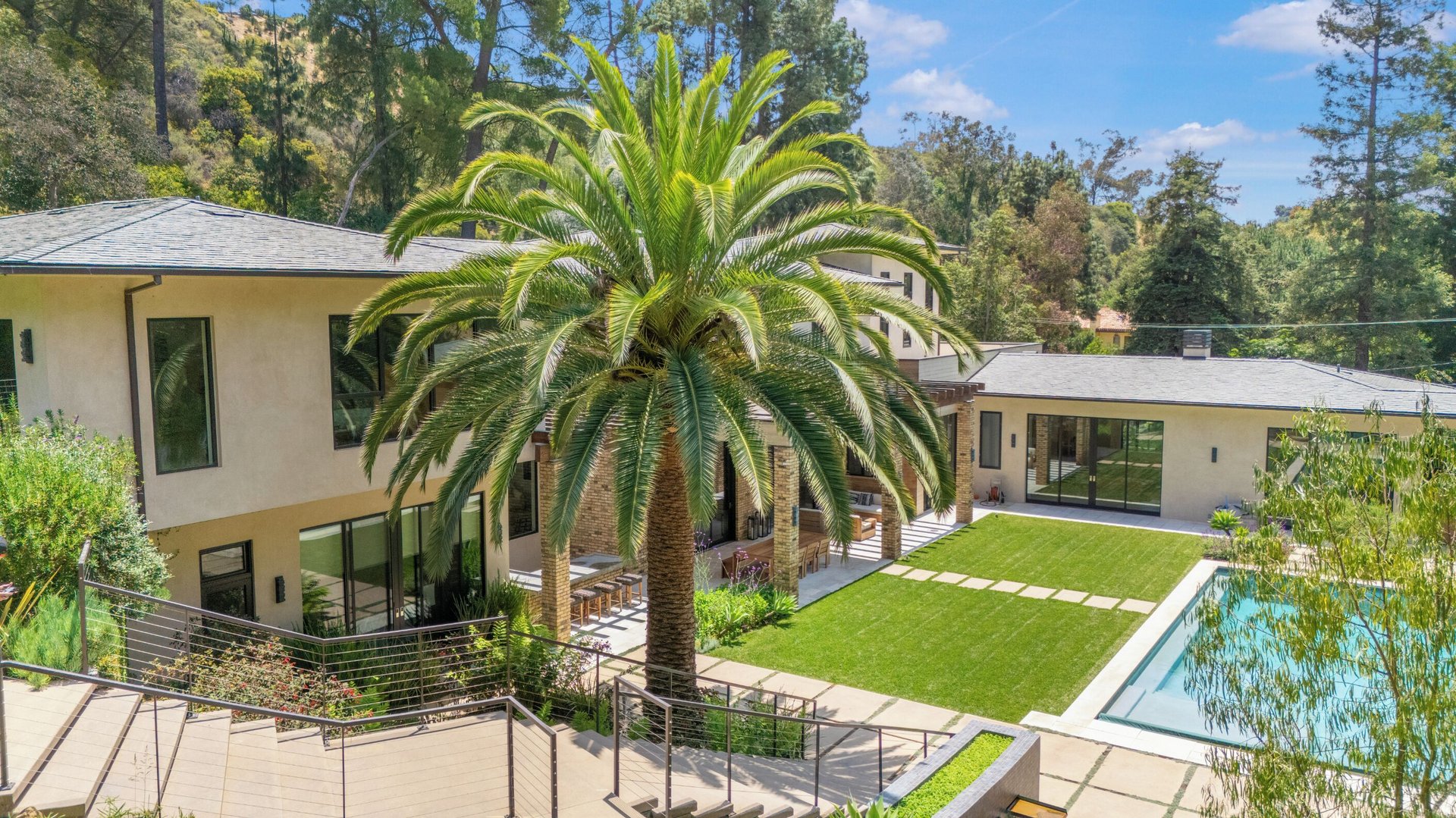 Bowmont Dr, 90210