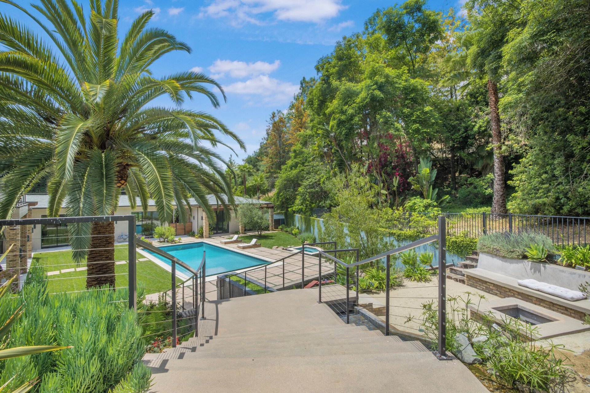Bowmont Dr, 90210